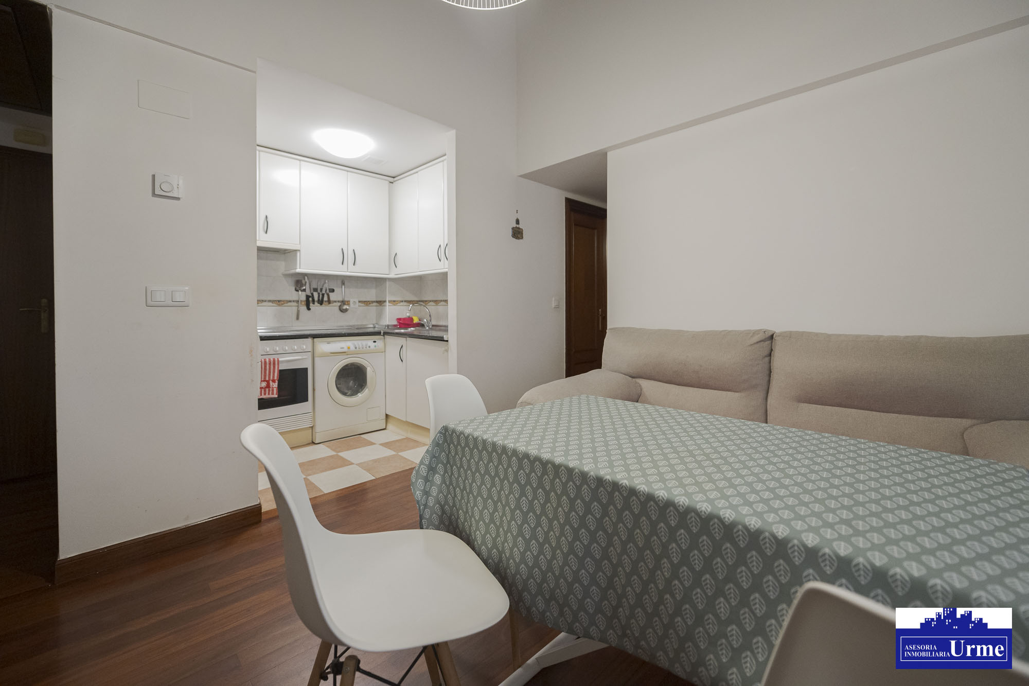 Junto al ascensor del ayuntamiento. Vivienda en ultima planta con ascensor. Alquilada actualmente. Infórmate!