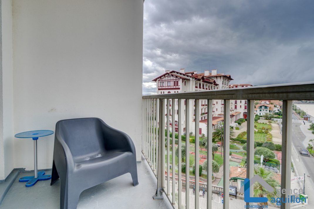 Frente el mar, primerísima linea de playa, vistas y sol!!Ubicado en una 5 planta con ascensor, apartamento con amplia terraza y vistas maravillosas...