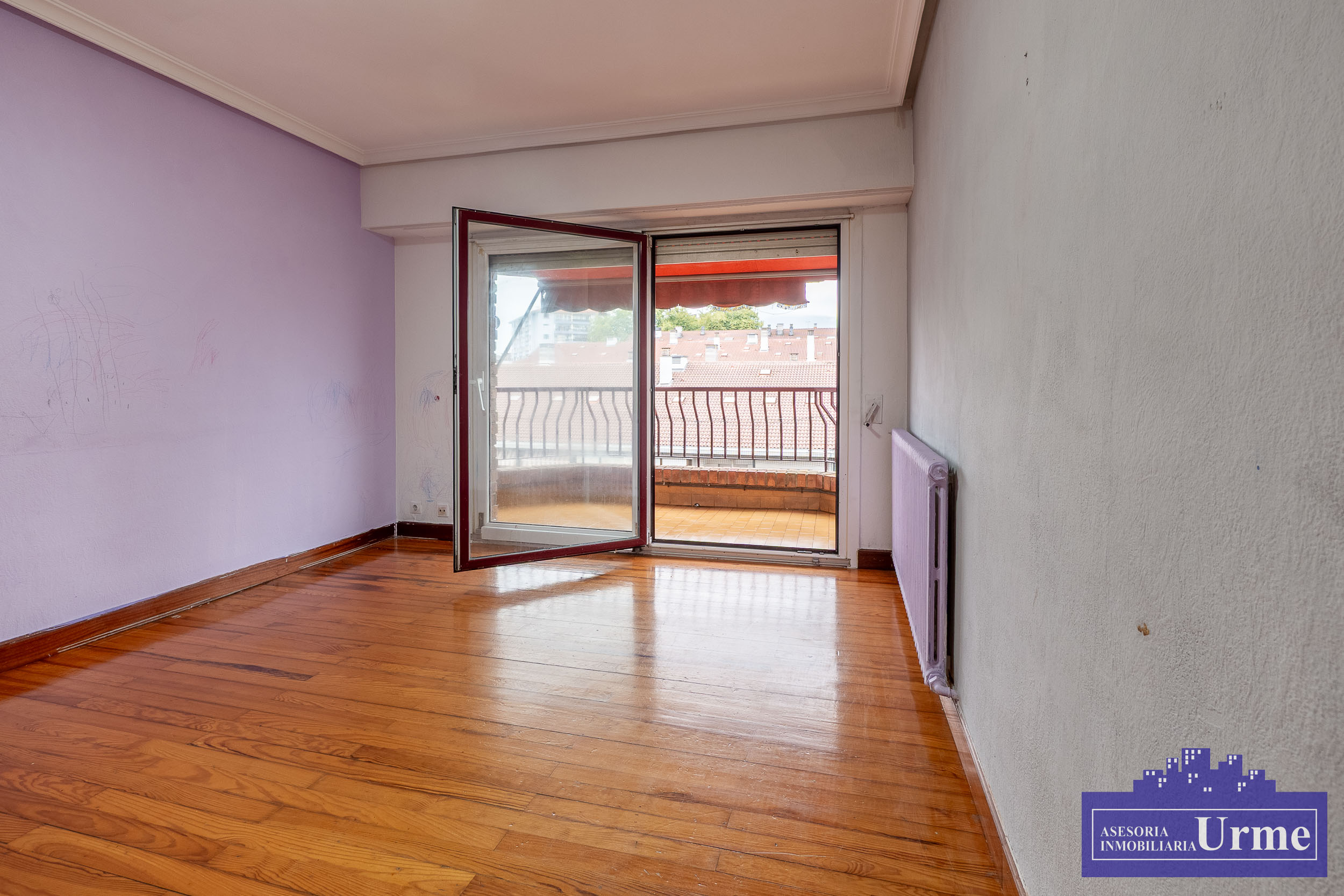 Zona Anzaran, ultima planta, vivienda de 90m2 útiles con terraza, exterior, 3 habitaciones, 2 baños, salón majo cuadrado, cocina equipada. Infórmate!!!!