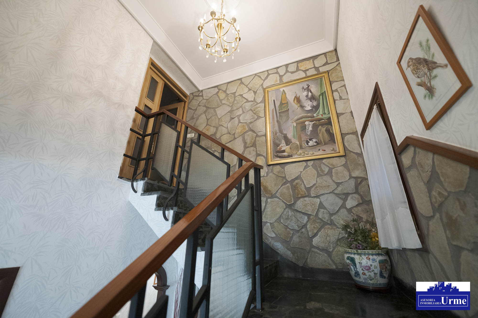 Próxima al ayuntamiento de Irún, villa individual en parcela de 700m2.Dos plantas de 90m2, jardín balcón garaje, txoko. Infórmate!!!