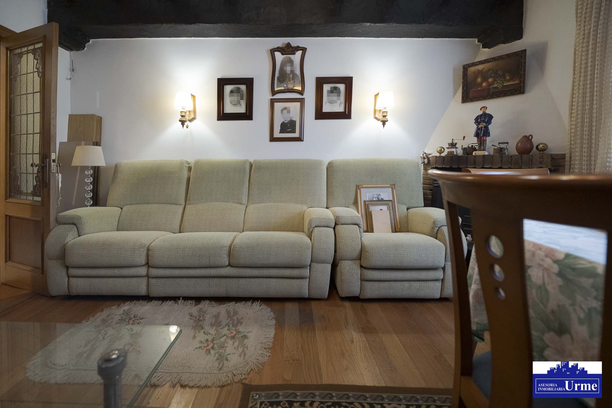 Próxima al ayuntamiento de Irún, villa individual en parcela de 700m2.Dos plantas de 90m2, jardín balcón garaje, txoko. Infórmate!!!