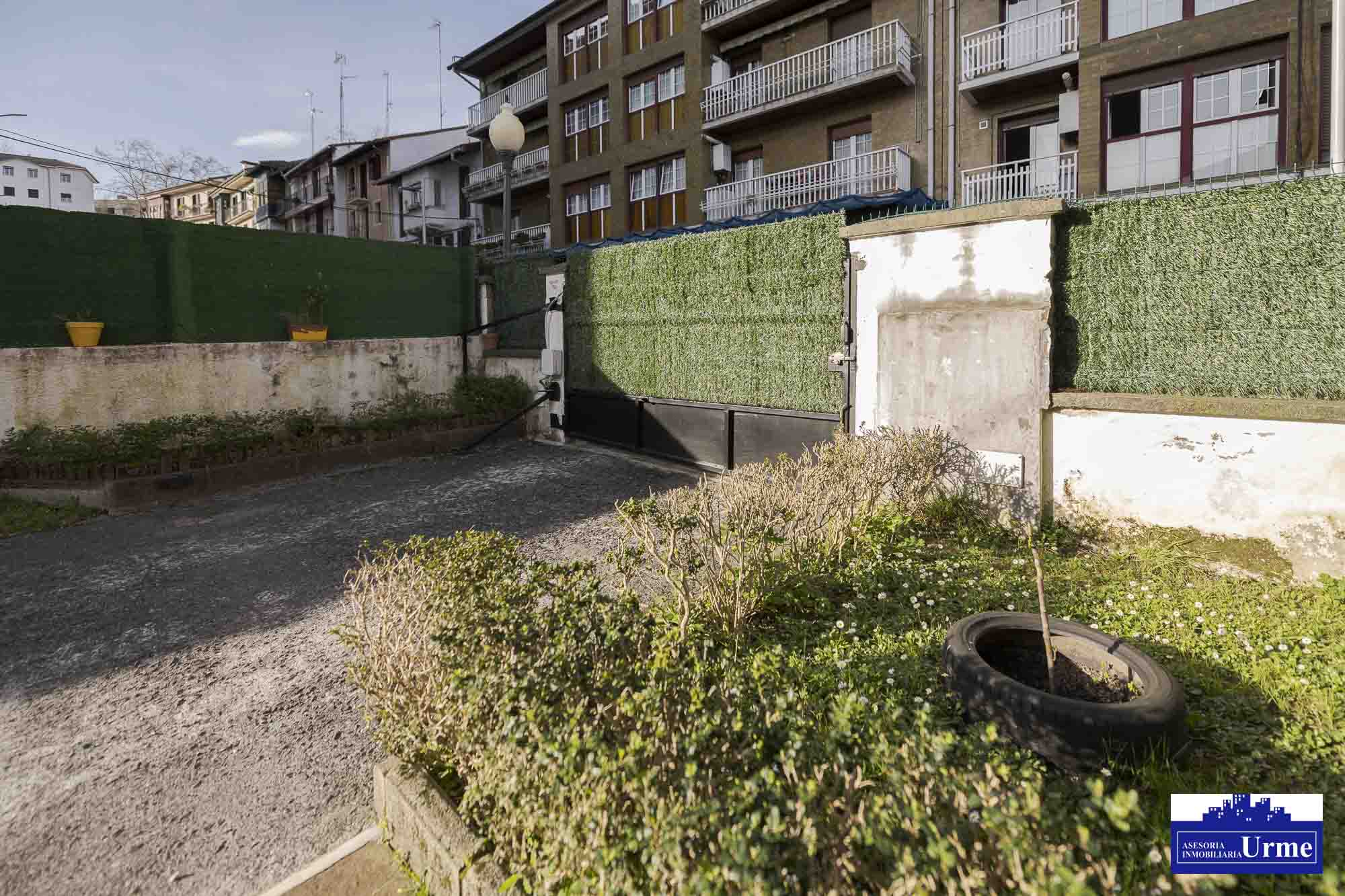 Próxima al ayuntamiento de Irún, villa individual en parcela de 700m2.Dos plantas de 90m2, jardín balcón garaje, txoko. Infórmate!!!