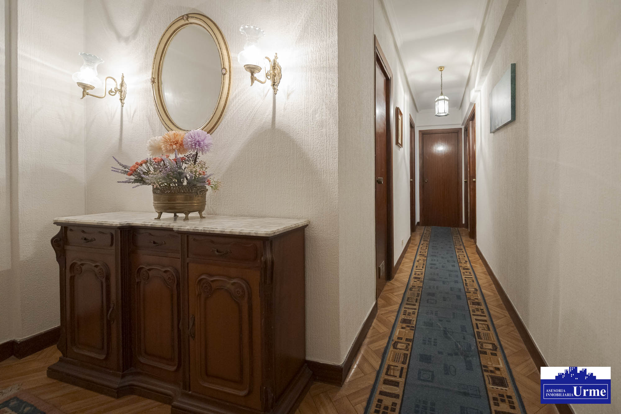 En San Miguel junto a correos, vivienda de 3 habitaciones, salon, cocina equipada con salida a balcon, 2 aseos un baño.Trastero. Para actualizar!!informate