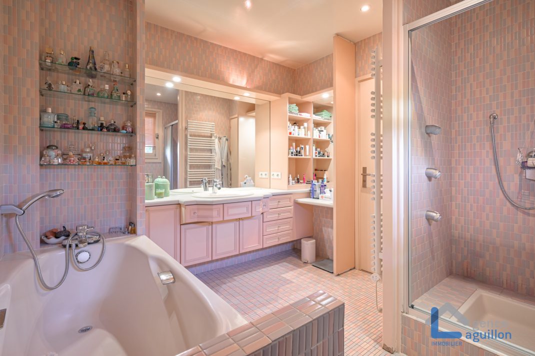 Villa de arquitecto en zona tranquila, elegante y funcional!!! ubicada cerca del Centro en una calle tranquila y sin salida. Ven a conocerla!!!