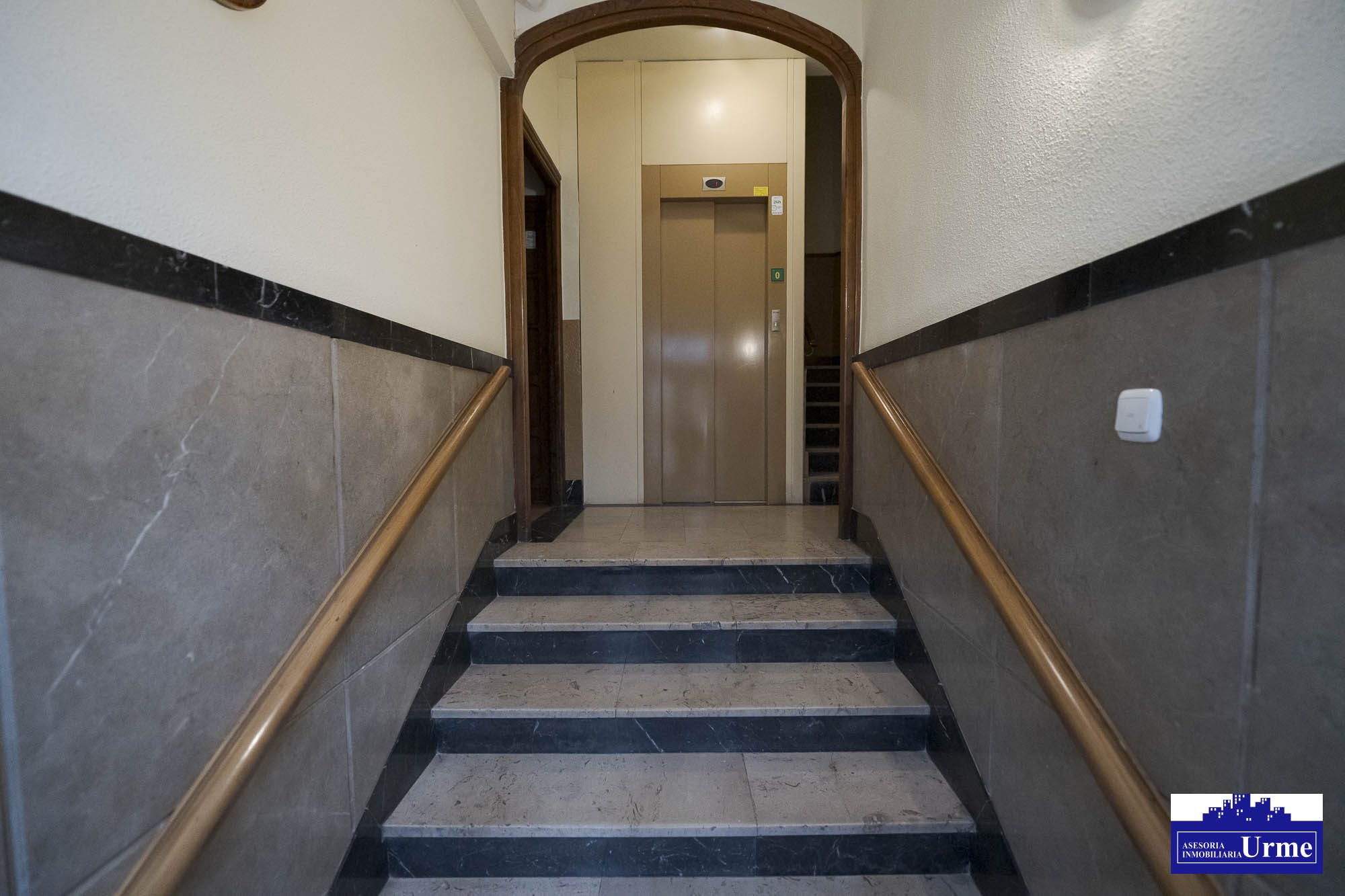 Ubicación ideal, en el centro frente al Mendibil, 2 habitaciones (posibilidad 3)gran salón, cocina a equipada y baño con ducha. A estrenar! infórmate Ubicación ideal, en el centro frente al Mendibil, 2 habitaciones (posibilidad 3)gran salón, cocina a equipada y baño con ducha. A estrenar! infórmate