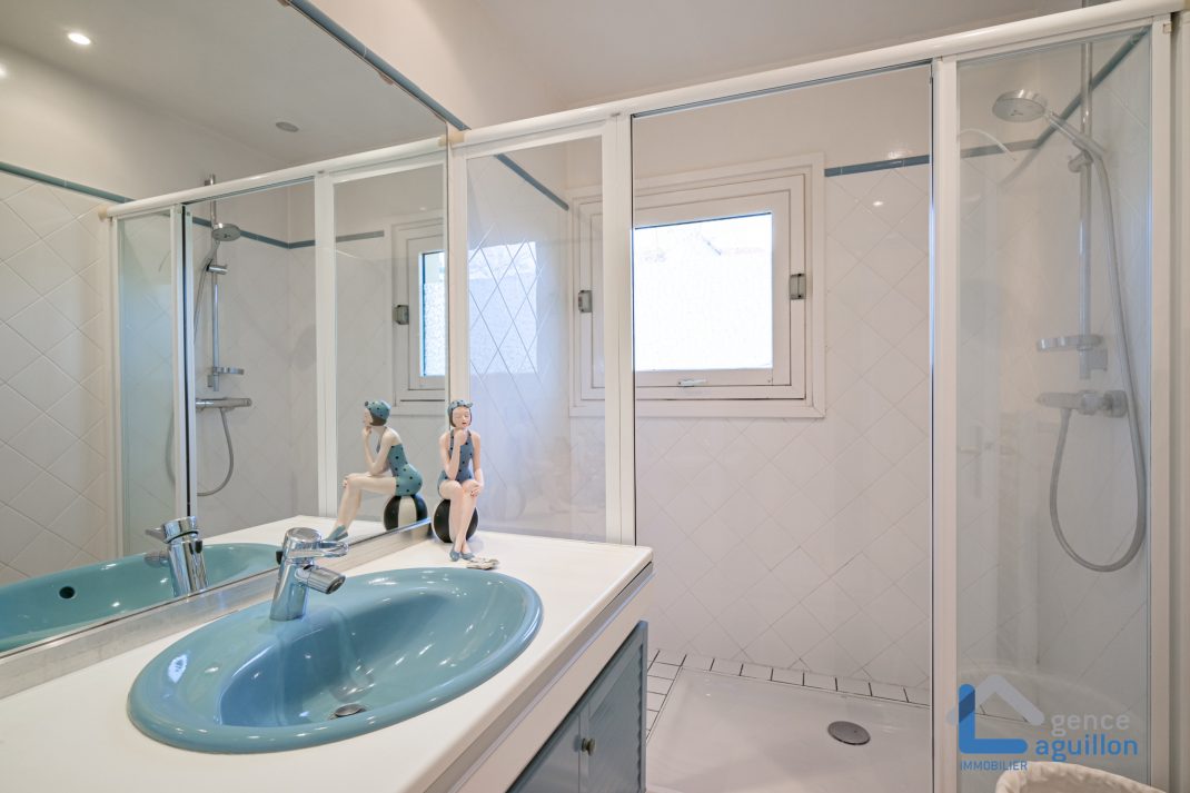 Villa de arquitecto en zona tranquila, elegante y funcional!!! ubicada cerca del Centro en una calle tranquila y sin salida. Ven a conocerla!!!