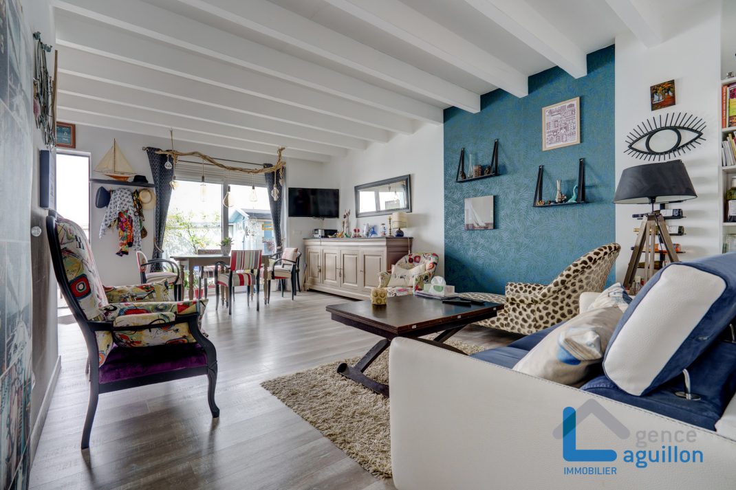 Con un toque especial, villa adosada en el centro. Con 2 amplias terrazas. Comercio a pie. Topo a proximidad. Para entrar a vivir!!