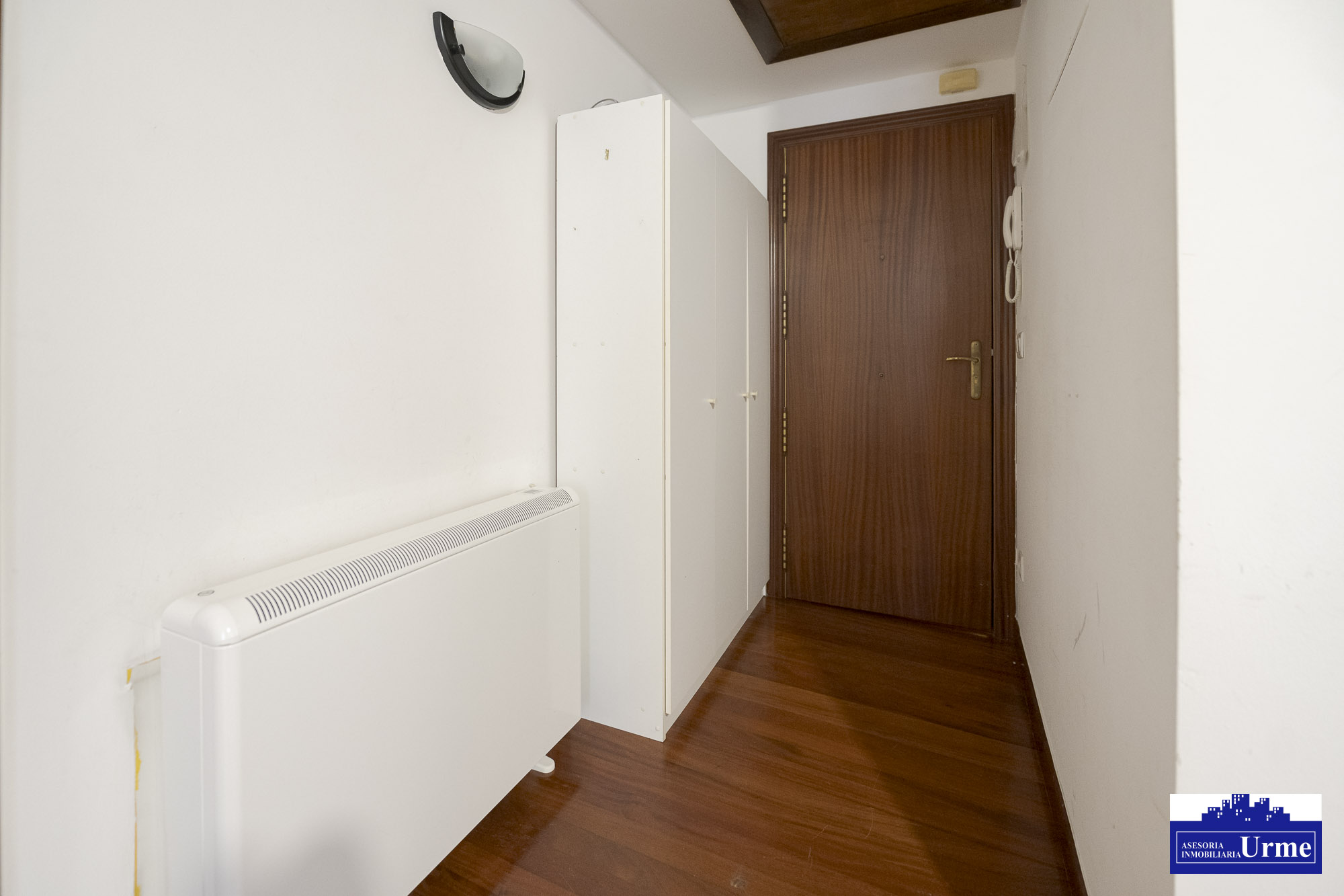 Junto al ascensor del ayuntamiento. Vivienda en ultima planta con ascensor. Alquilada actualmente. Infórmate!