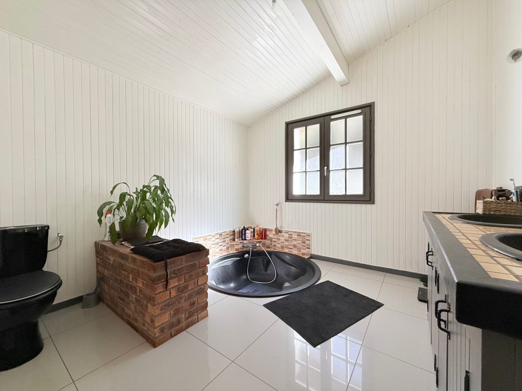 En Biriatou, Villa estilo basque con piscina climatizada! Parcela arbolada de 2918m2.Acceso a autopista y frontera a proximidad.Te encantara!! Ven a visitarla