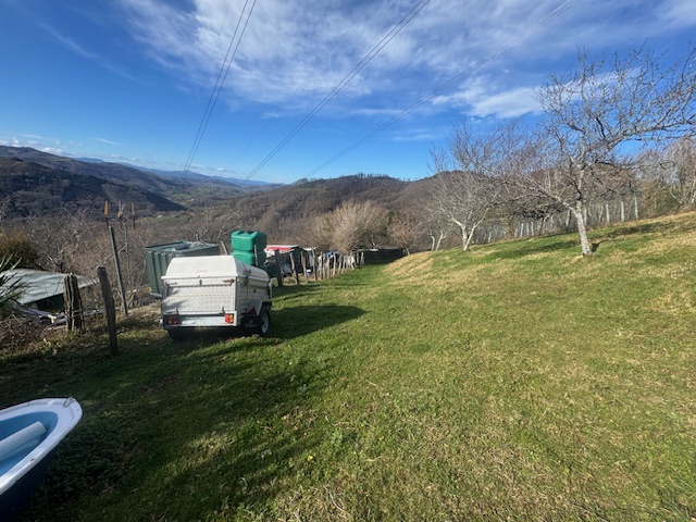 Borda con terreno de 9800m2 en Oyarzun!! vistas maravillosas!!Dispone de un pozo y placas solares.