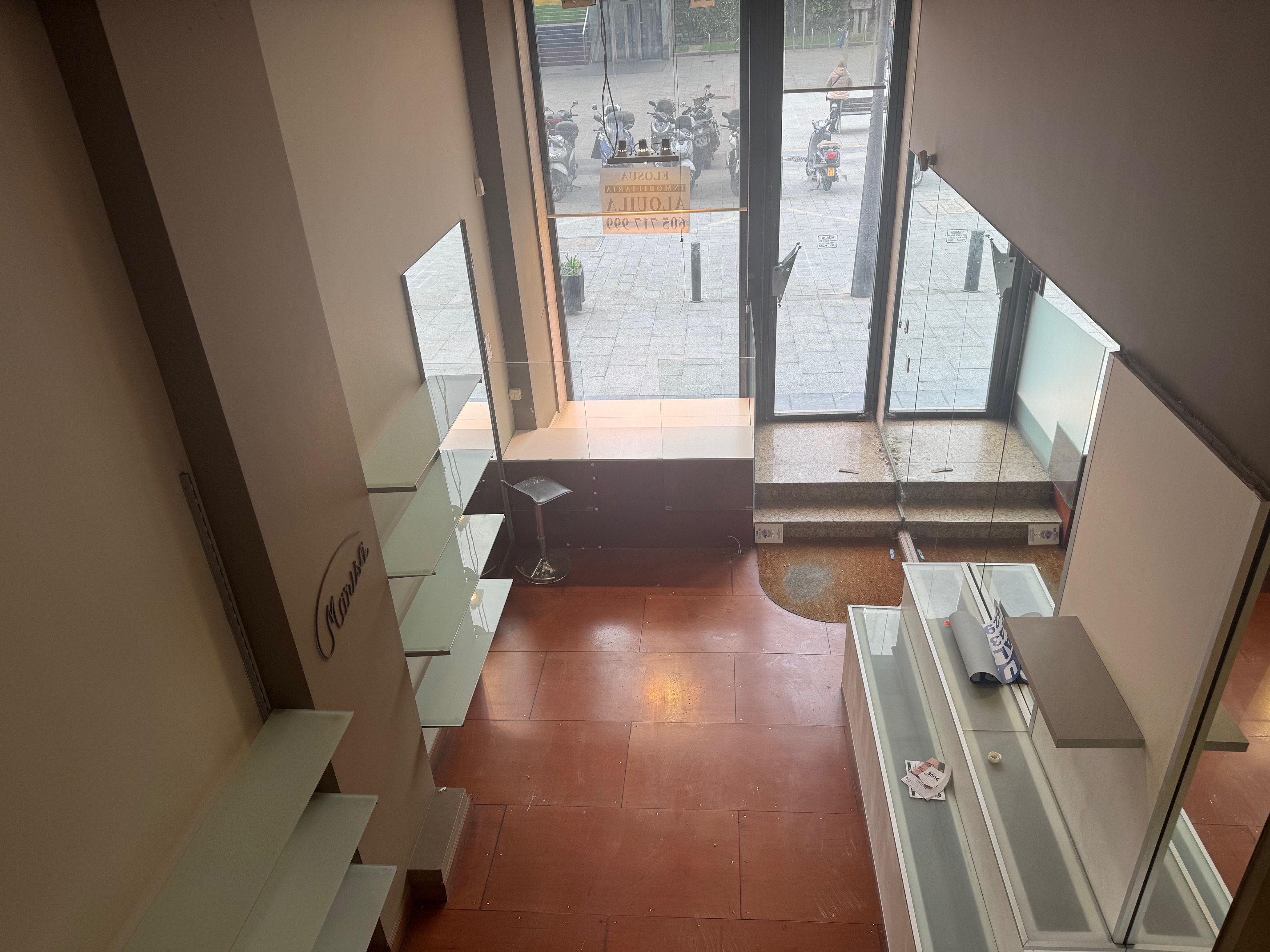 En Luis Mariano, local comercial 100 m2, distribuidos en 3 plantas (60m2 planta principal) Excelente ubicación! Infórmate en nuestras oficinas de Paseo de Colon 27. En Luis Mariano, local comercial 100 m2, distribuidos en 3 plantas (60m2 planta principal) Excelente ubicación! Infórmate en nuestras oficinas de Paseo de Colon 27.