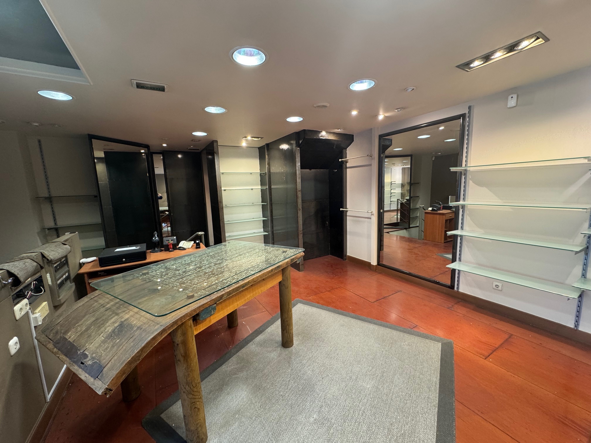 En Luis Mariano, local comercial 100 m2, distribuidos en 3 plantas (60m2 planta principal) Excelente ubicación! Infórmate en nuestras oficinas de Paseo de Colon 27. En Luis Mariano, local comercial 100 m2, distribuidos en 3 plantas (60m2 planta principal) Excelente ubicación! Infórmate en nuestras oficinas de Paseo de Colon 27.