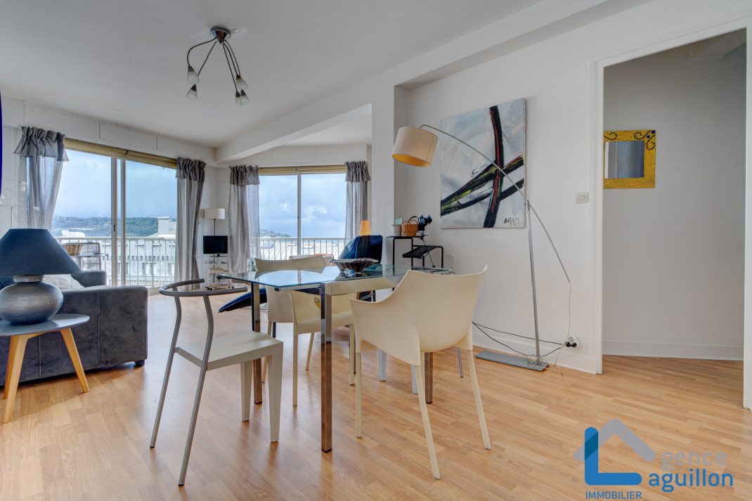 Frente el mar, primerísima linea de playa, vistas y sol!!Ubicado en una 5 planta con ascensor, apartamento con amplia terraza y vistas maravillosas...