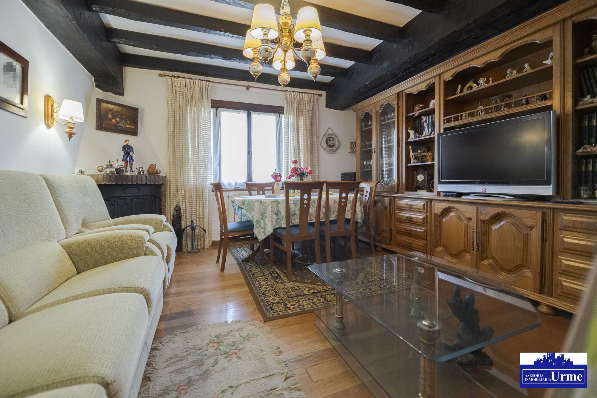 Próxima al ayuntamiento de Irún, villa individual en parcela de 700m2.Dos plantas de 90m2, jardín balcón garaje, txoko. Infórmate!!!