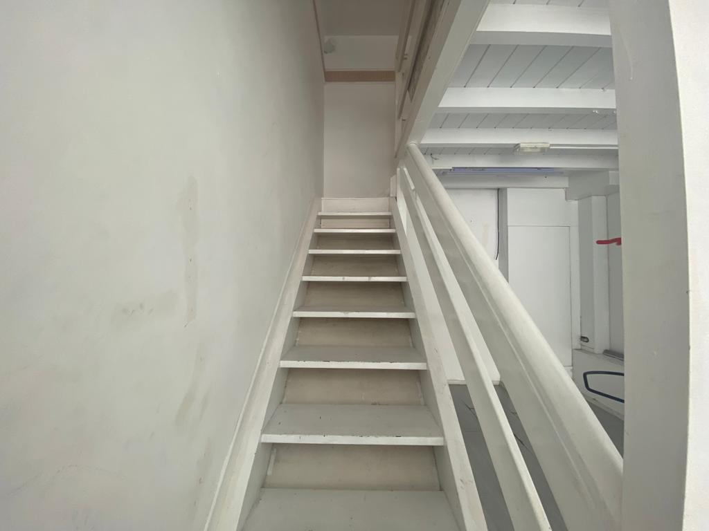 En Luis Mariano, Coqueto local a pie de calle de 30m2+ 20 de altillo ideal despacho o para almacenar. Ultima actividad tatuajes! Informate!!