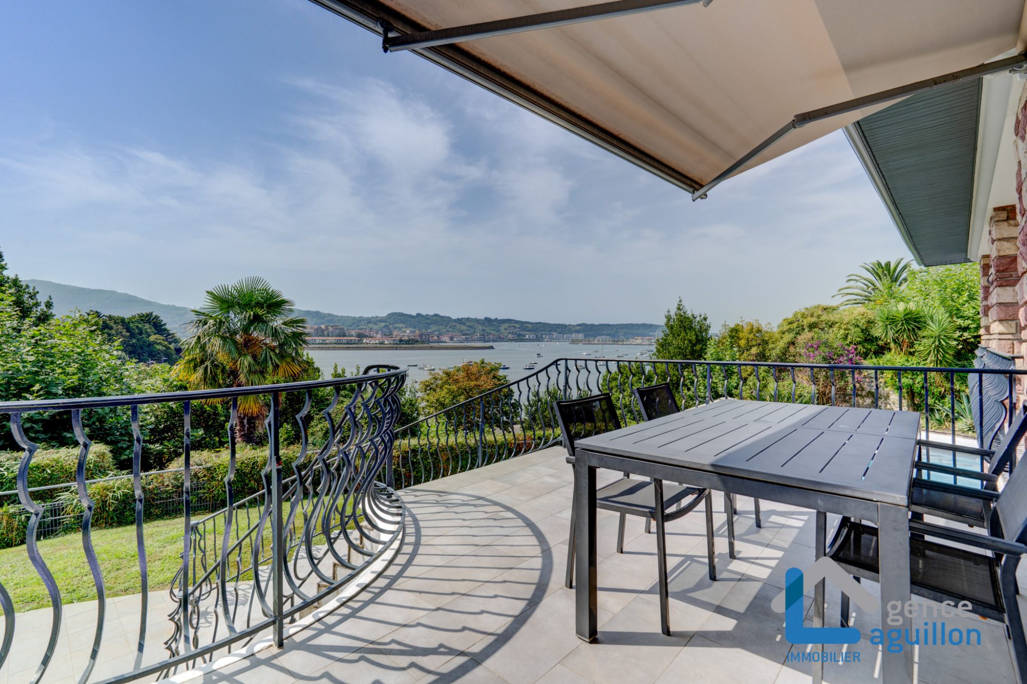 IMPRESIONANTES vistas a Fuenterrabia y bahia de Txingudy!Villa individual con piscina climatizada en parcela de 1810m2.Tes sorprendera!!! 