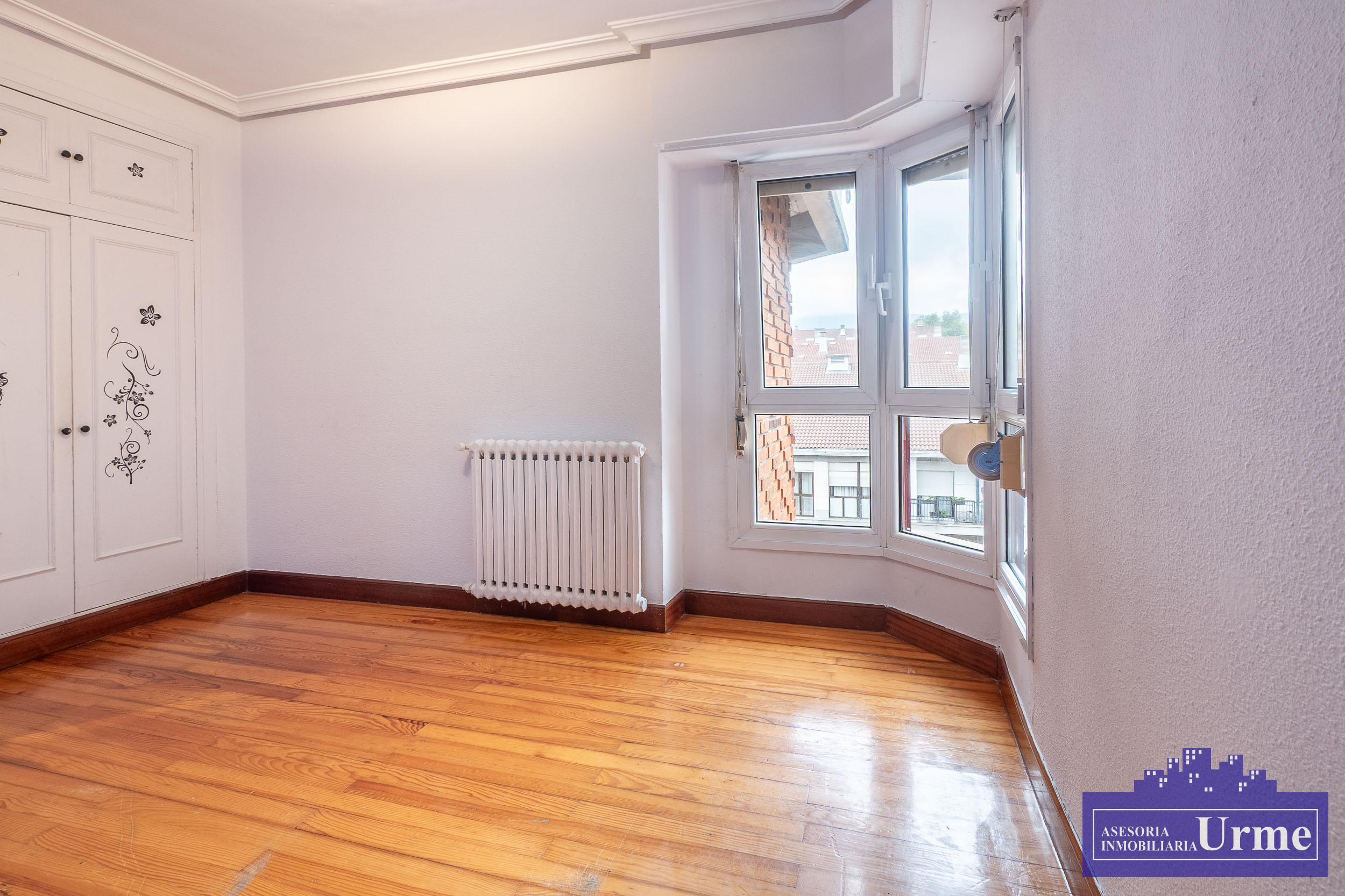 Zona Anzaran, ultima planta, vivienda de 90m2 útiles con terraza, exterior, 3 habitaciones, 2 baños, salón majo cuadrado, cocina equipada. Infórmate!!!!