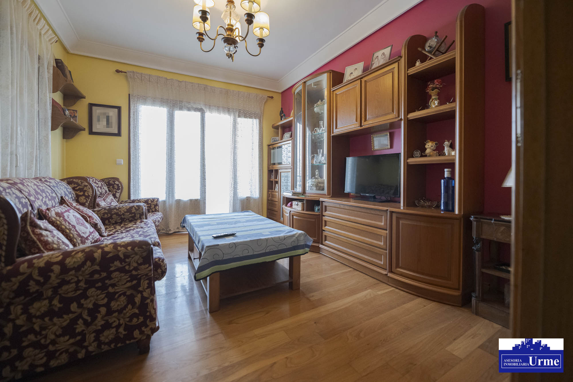 Próxima al ayuntamiento de Irún, villa individual en parcela de 700m2.Dos plantas de 90m2, jardín balcón garaje, txoko. Infórmate!!!