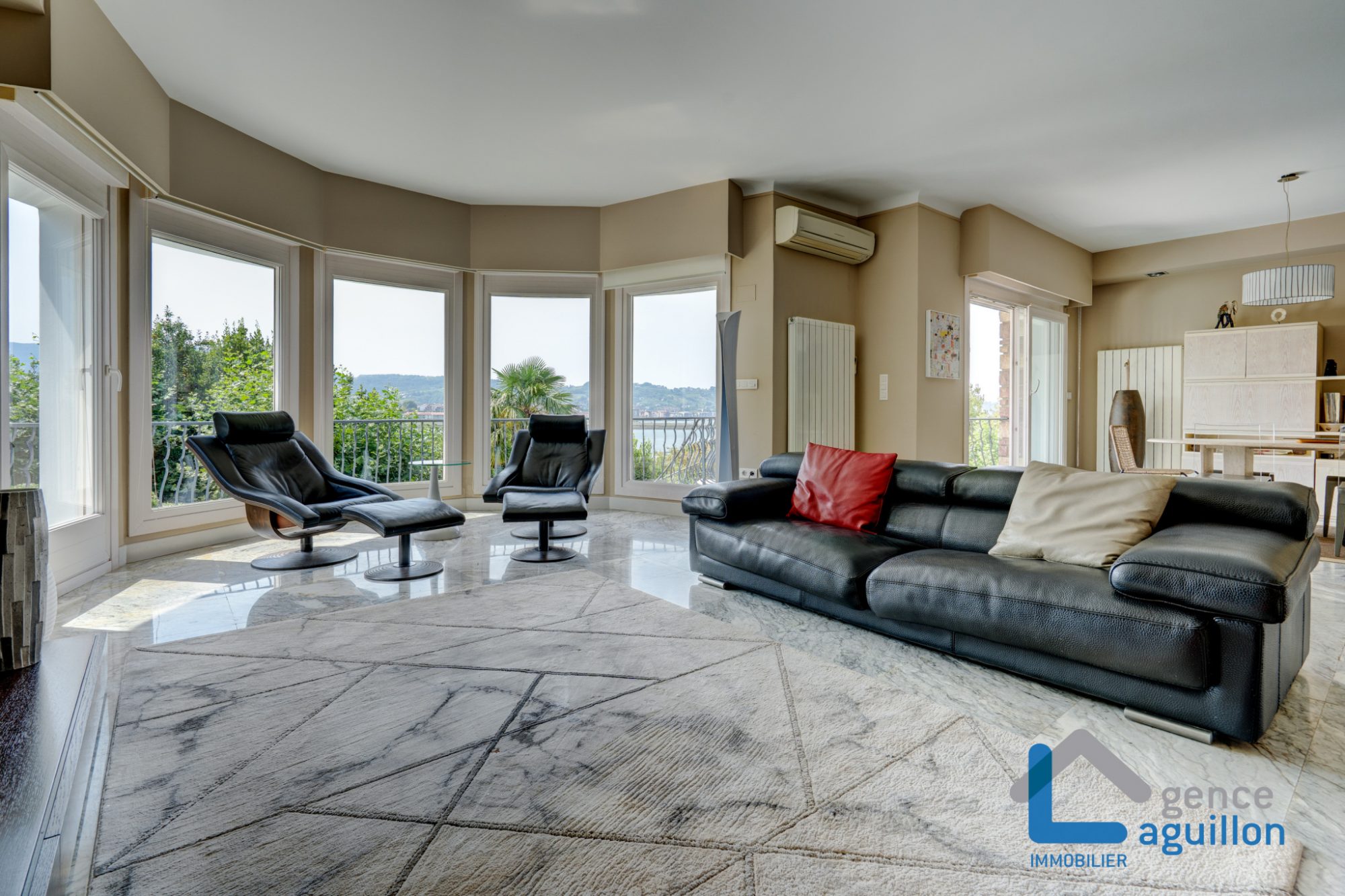 IMPRESIONANTES vistas a Fuenterrabia y bahia de Txingudy!Villa individual con piscina climatizada en parcela de 1810m2.Tes sorprendera!!! 