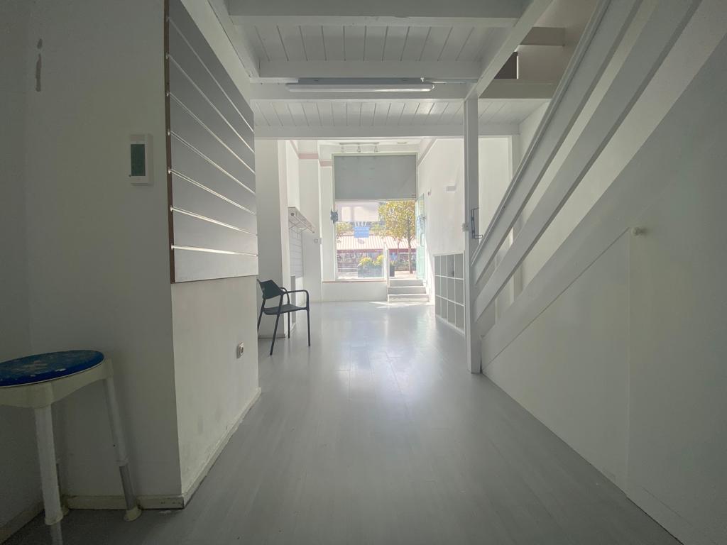 En Luis Mariano, Coqueto local a pie de calle de 30m2+ 20 de altillo ideal despacho o para almacenar. Ultima actividad tatuajes! Informate!!