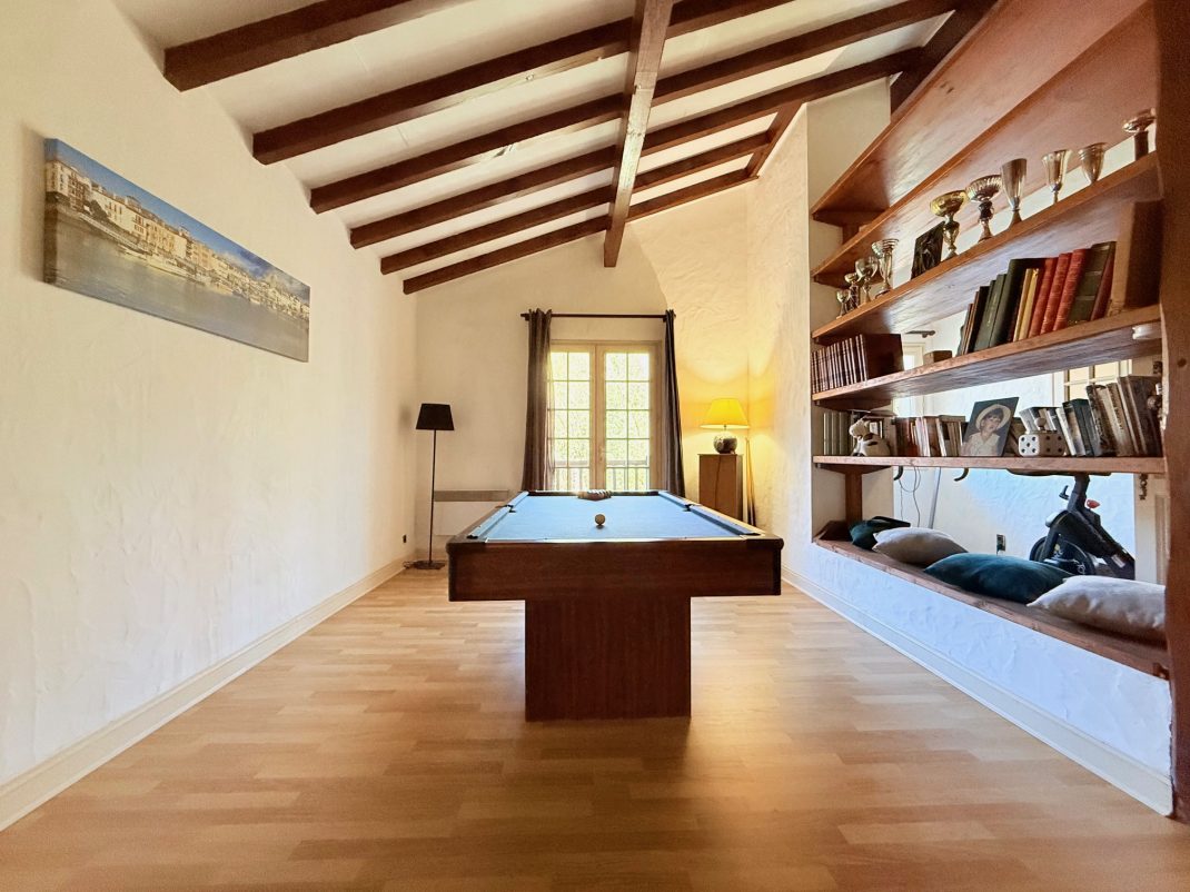 En Biriatou, Villa estilo basque con piscina climatizada! Parcela arbolada de 2918m2.Acceso a autopista y frontera a proximidad.Te encantara!! Ven a visitarla