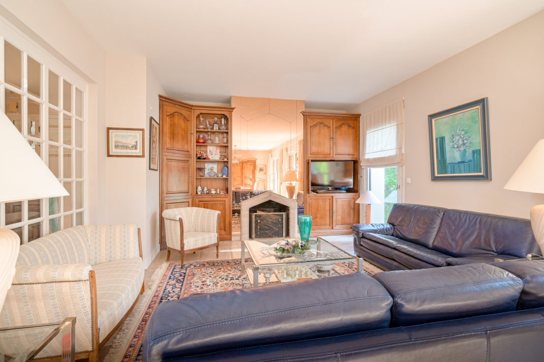 Villa de arquitecto en zona tranquila, elegante y funcional!!! ubicada cerca del Centro en una calle tranquila y sin salida. Ven a conocerla!!!