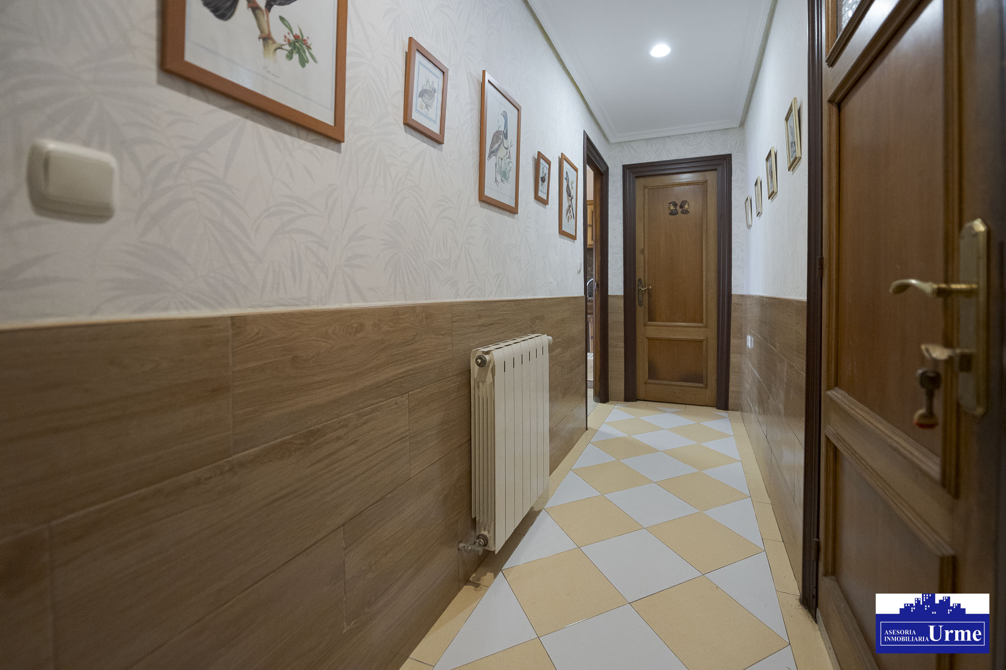 Próxima al ayuntamiento de Irún, villa individual en parcela de 700m2.Dos plantas de 90m2, jardín balcón garaje, txoko. Infórmate!!!