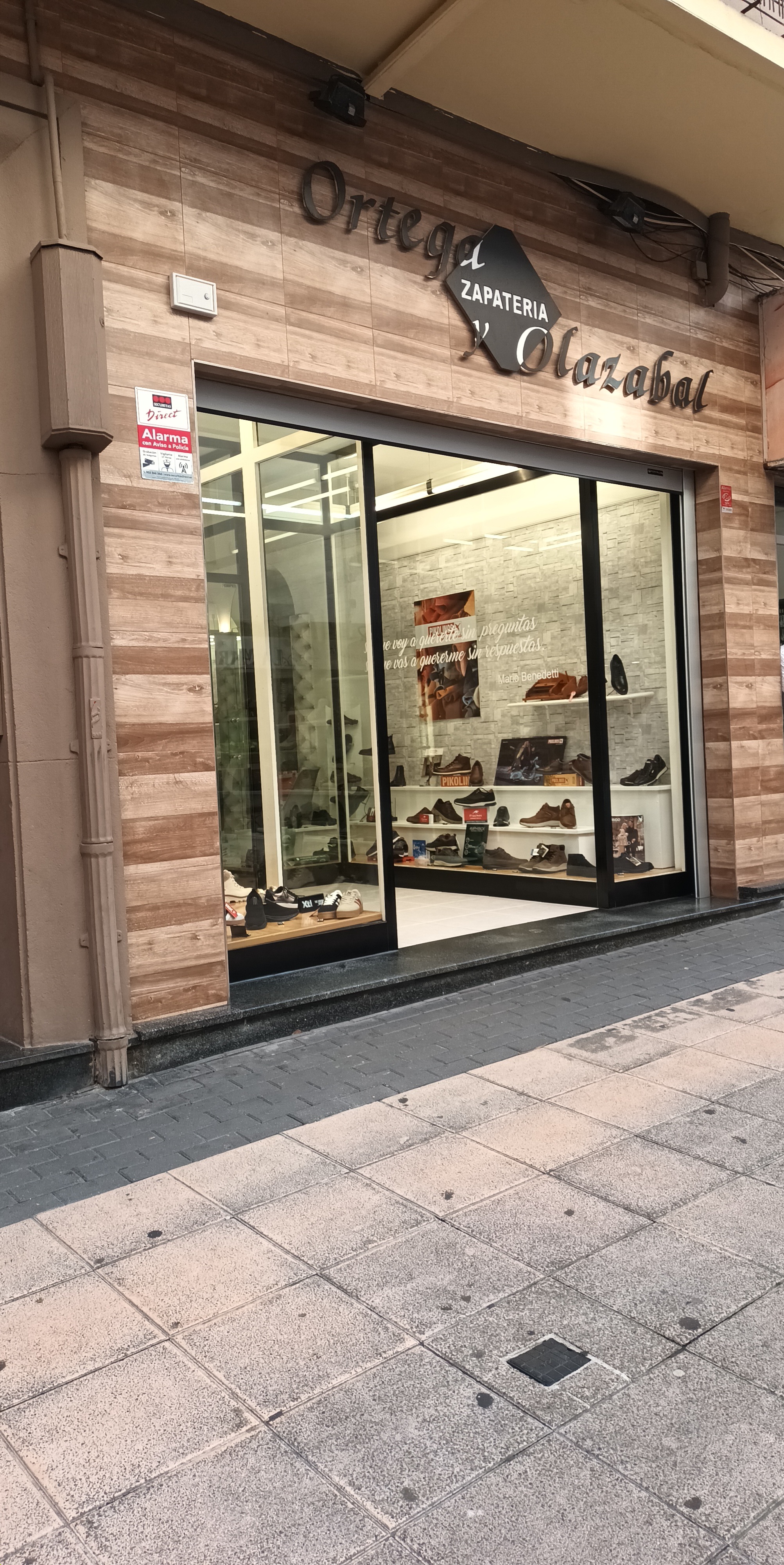 Tu local en Irún! Actualmente tienda de zapatos (35 años) Disponible en venta o alquiler. Infórmate puede ser tu oportunidad!