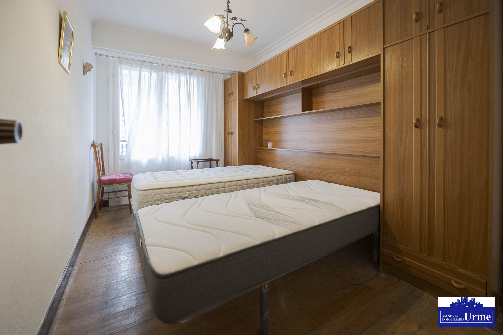 En San Miguel junto a correos, vivienda de 3 habitaciones, salon, cocina equipada con salida a balcon, 2 aseos un baño.Trastero. Para actualizar!!informate