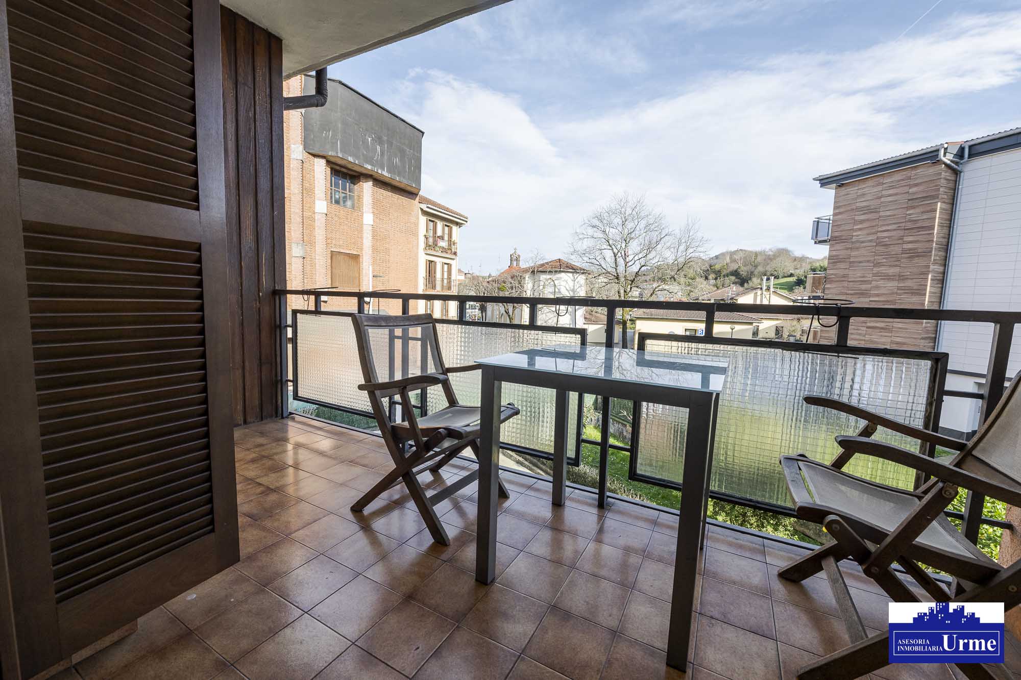 Próxima al ayuntamiento de Irún, villa individual en parcela de 700m2.Dos plantas de 90m2, jardín balcón garaje, txoko. Infórmate!!!