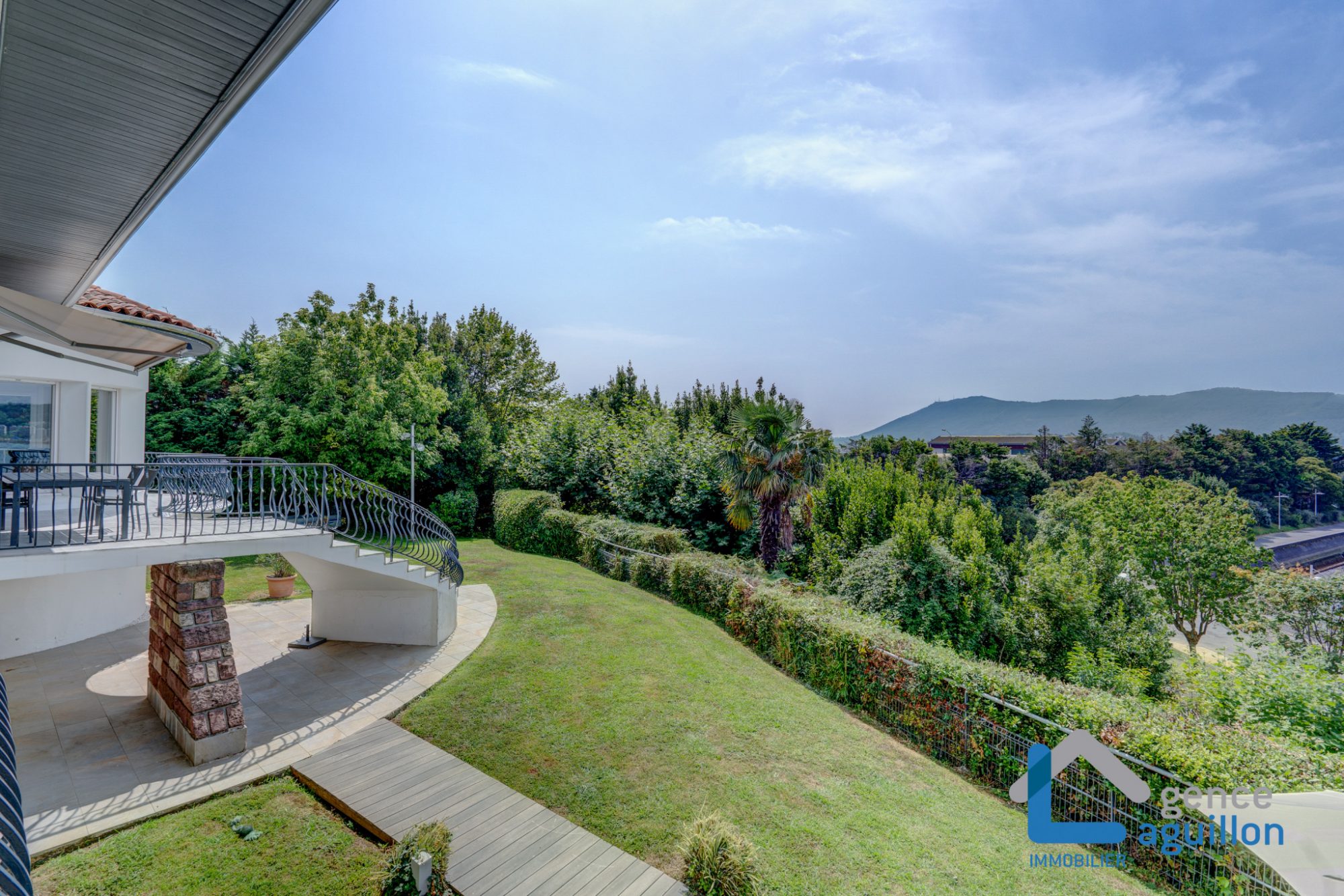 IMPRESIONANTES vistas a Fuenterrabia y bahia de Txingudy!Villa individual con piscina climatizada en parcela de 1810m2.Tes sorprendera!!! 