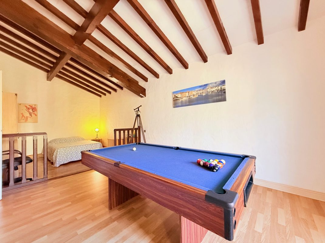 En Biriatou, Villa estilo basque con piscina climatizada! Parcela arbolada de 2918m2.Acceso a autopista y frontera a proximidad.Te encantara!! Ven a visitarla