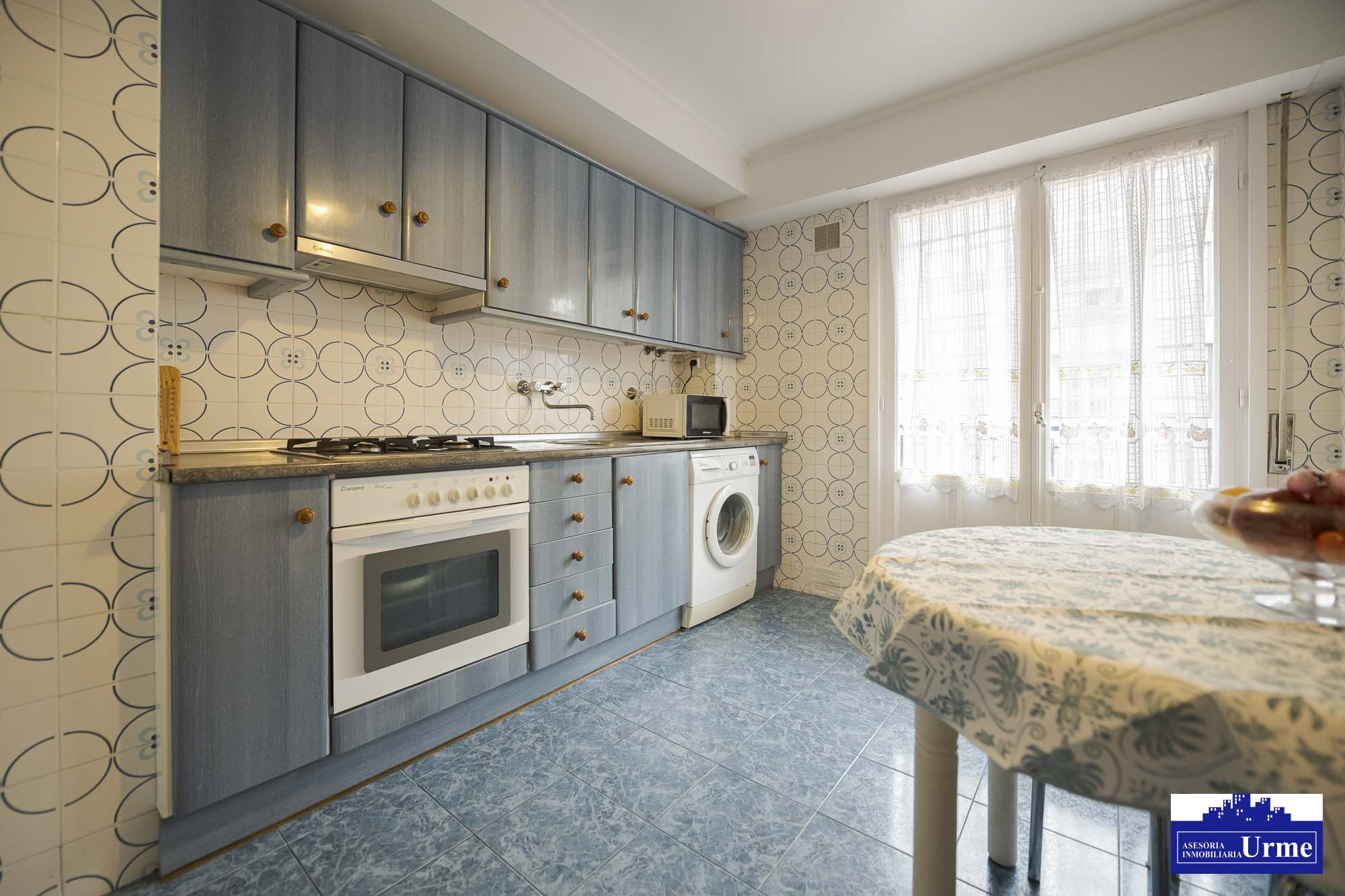 En San Miguel junto a correos, vivienda de 3 habitaciones, salon, cocina equipada con salida a balcon, 2 aseos un baño.Trastero. Para actualizar!!informate