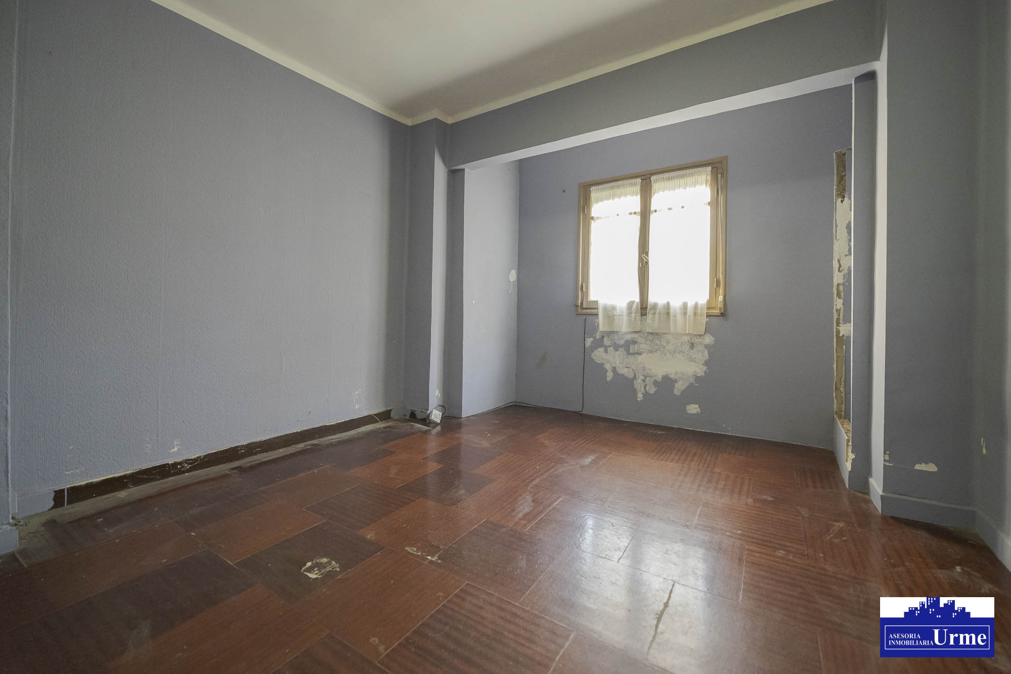 En plaza pio XII, a reformar totalmente! fachada y tejado realizados.53m2, actualmente 2 habitaciones, sala, cocina y baño. Informate!