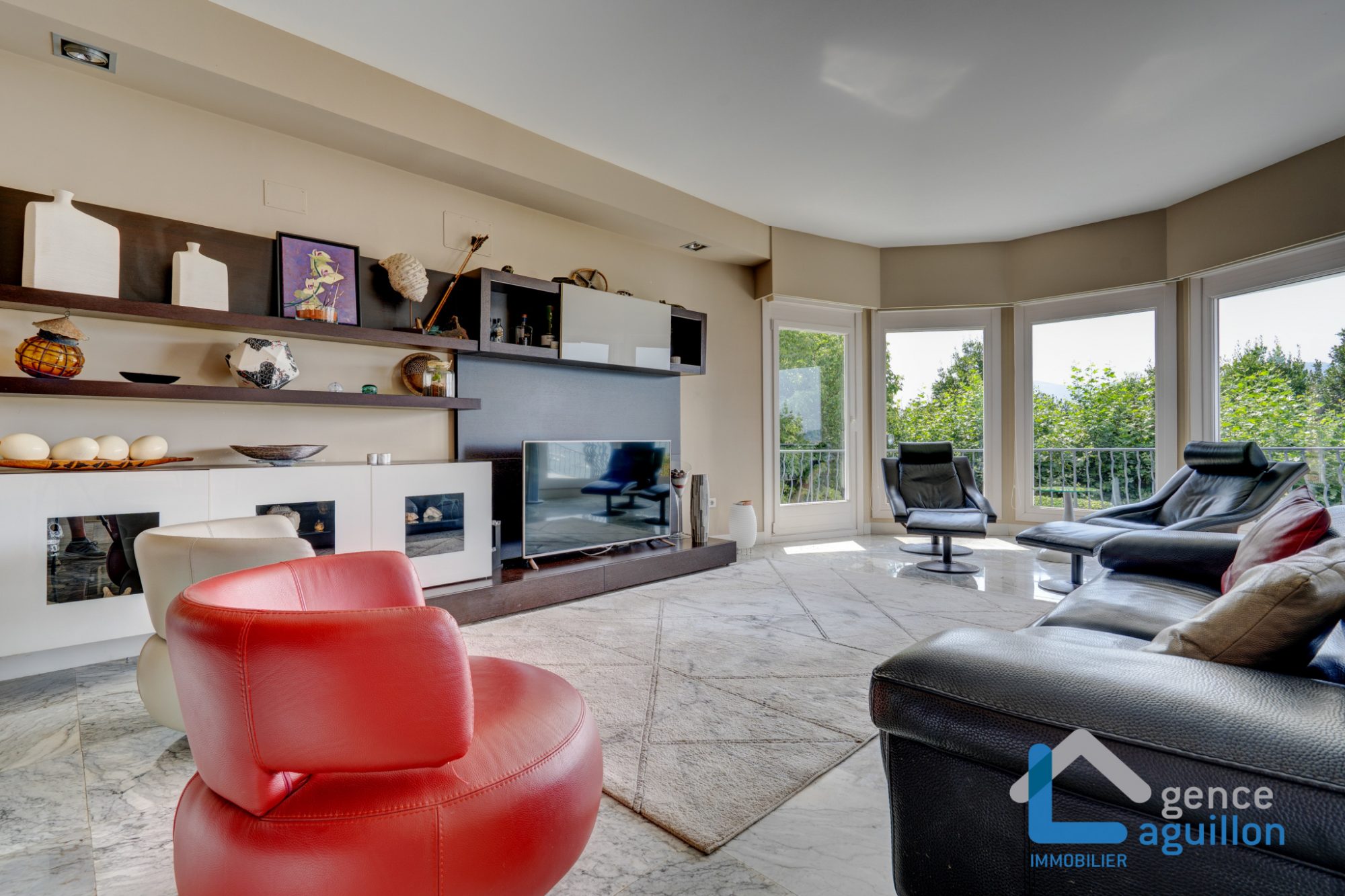 IMPRESIONANTES vistas a Fuenterrabia y bahia de Txingudy!Villa individual con piscina climatizada en parcela de 1810m2.Tes sorprendera!!! 