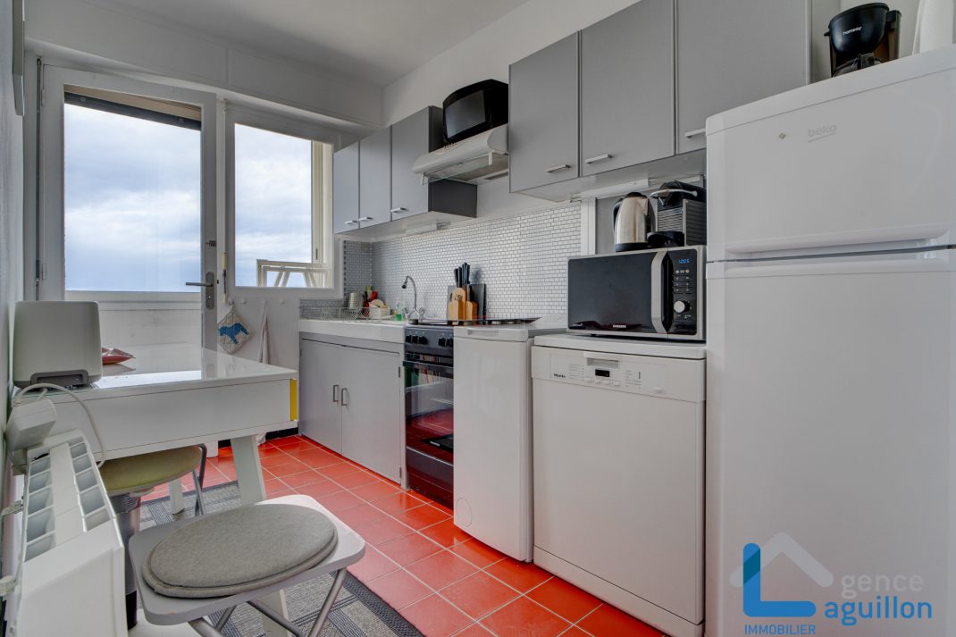 Frente el mar, primerísima linea de playa, vistas y sol!!Ubicado en una 5 planta con ascensor, apartamento con amplia terraza y vistas maravillosas...