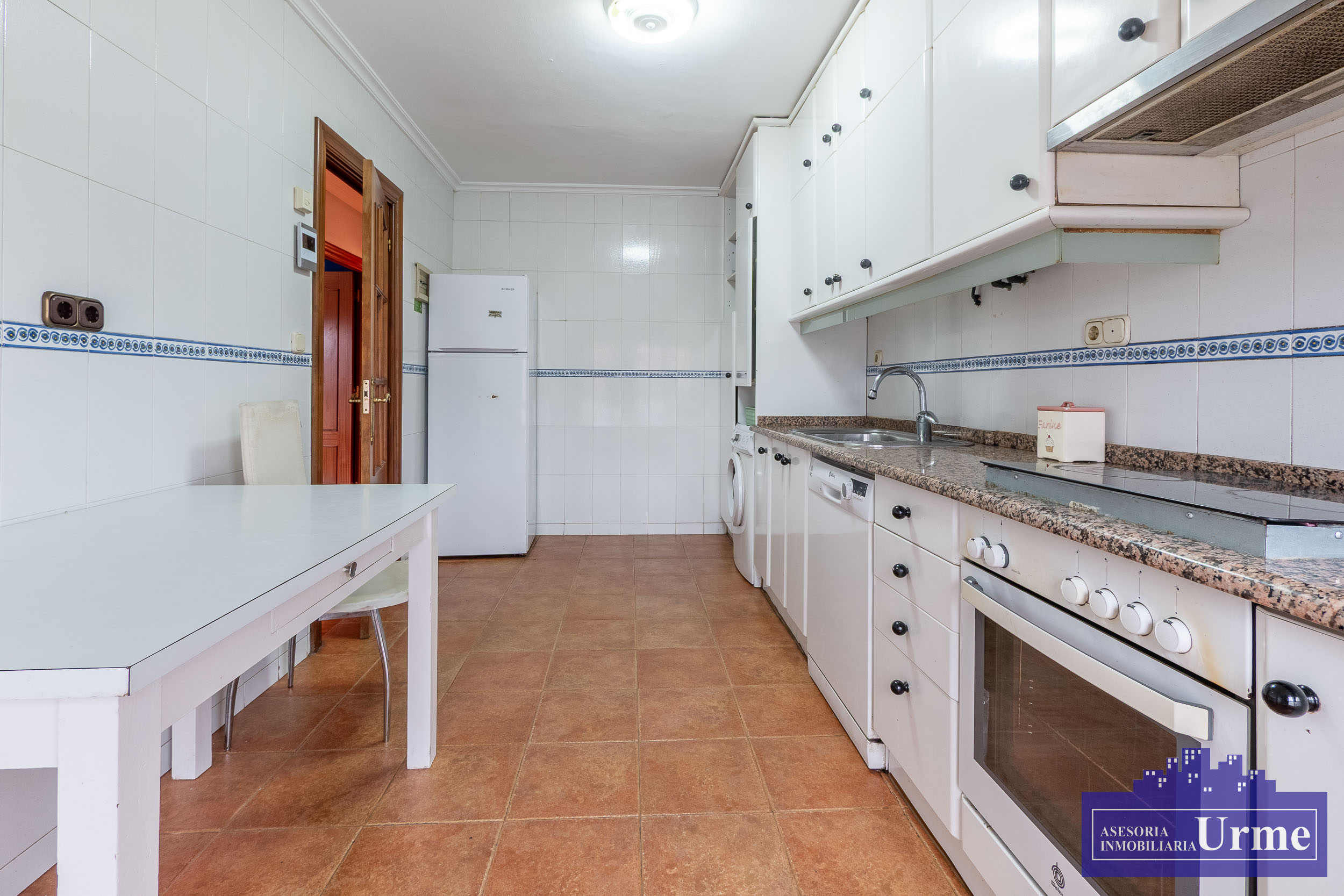 Zona Anzaran, ultima planta, vivienda de 90m2 útiles con terraza, exterior, 3 habitaciones, 2 baños, salón majo cuadrado, cocina equipada. Infórmate!!!!