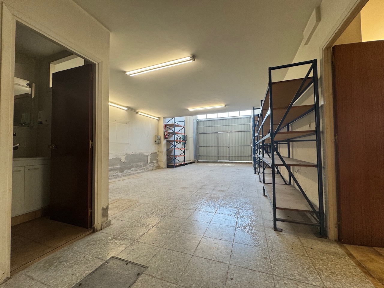 En Hondarribi Local junto a Alkain, en esquina, 334m2 en dos plantas distribuidos en almacen, oficinas y garaje. Muy interesante!!!Informate!! En Hondarribi Local junto a Alkain, en esquina, 334m2 en dos plantas distribuidos en almacen, oficinas y garaje. Muy interesante!!!Informate!!