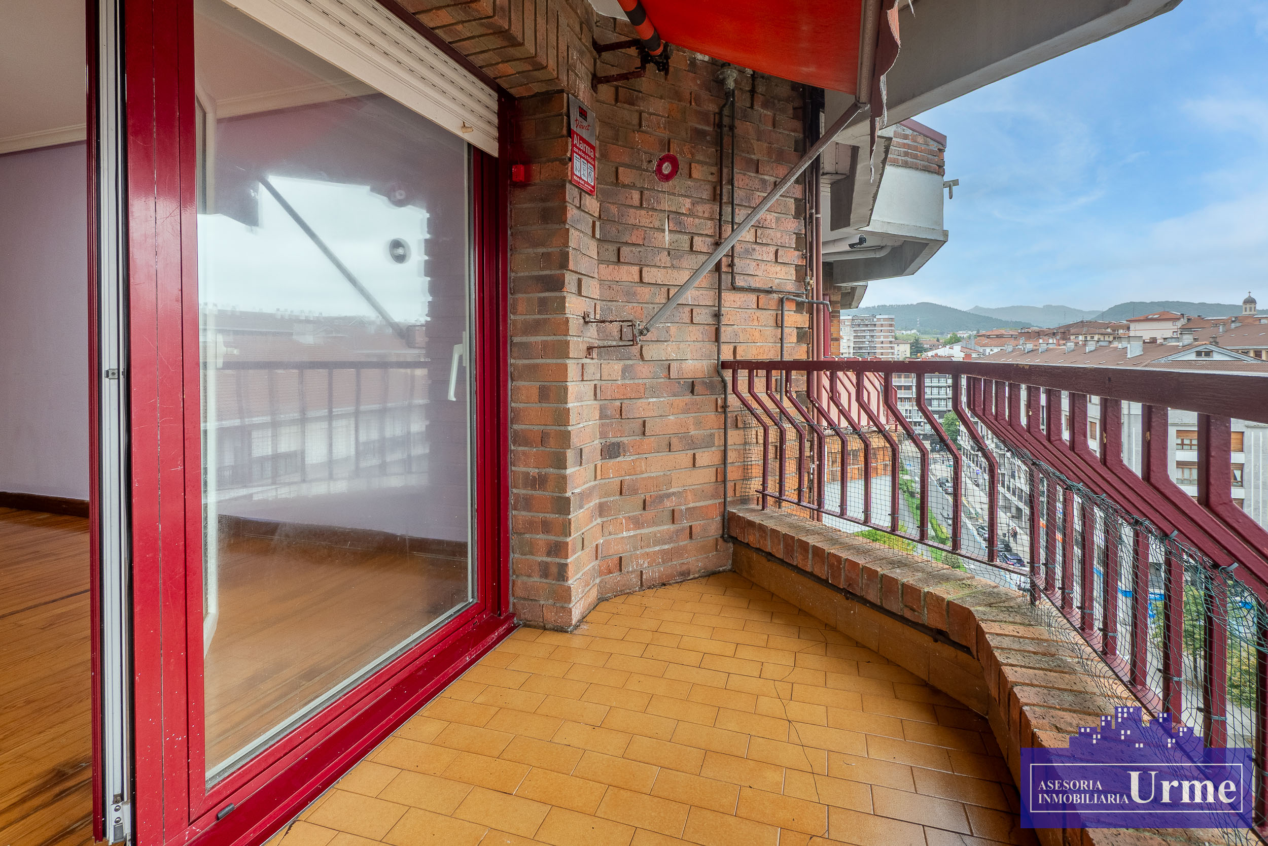 Zona Anzaran, ultima planta, vivienda de 90m2 útiles con terraza, exterior, 3 habitaciones, 2 baños, salón majo cuadrado, cocina equipada. Infórmate!!!!