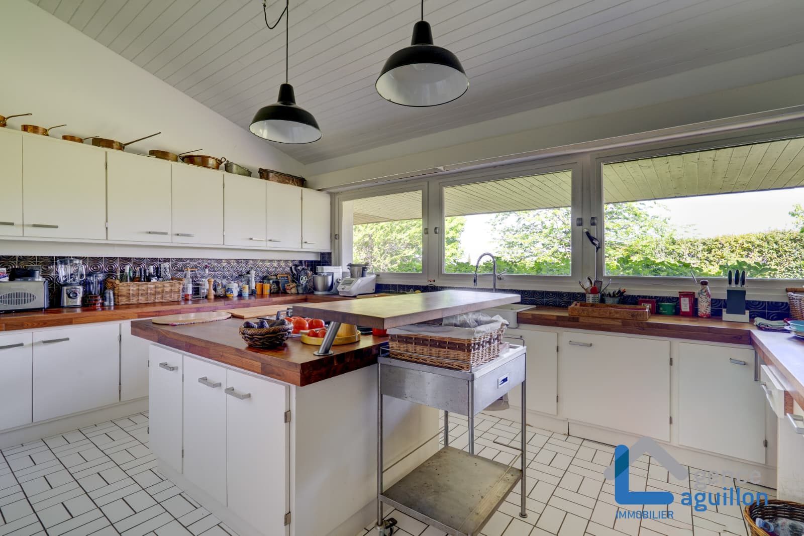 En Urrugne, entorno natural. IMPRESIONANTE villa individual CON PISCINA CLIMATIZADA!!10mil m2 de terreno arbolado y llano. Vistas fantasticas a Larun!!
