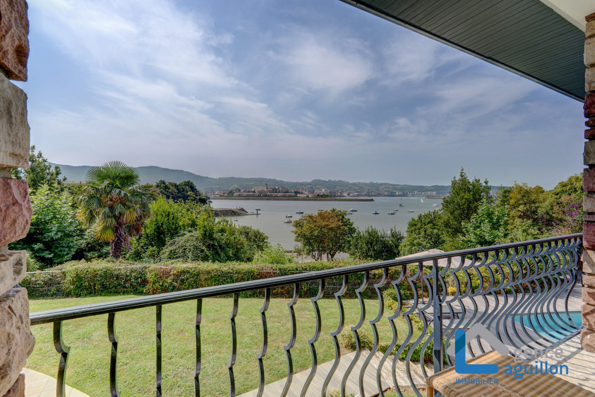 IMPRESIONANTES vistas a Fuenterrabia y bahia de Txingudy!Villa individual con piscina climatizada en parcela de 1810m2.Tes sorprendera!!! 