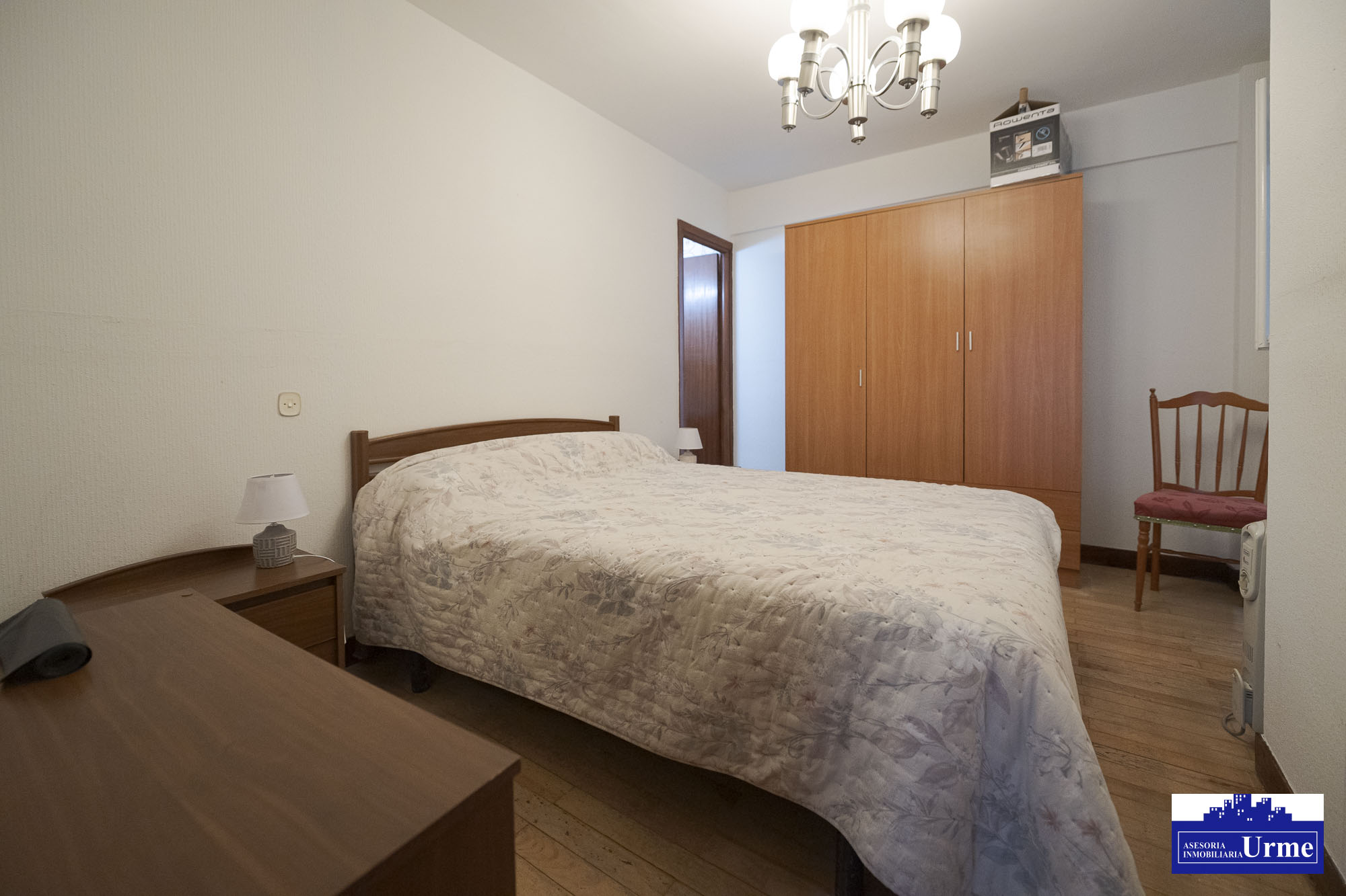 En San Miguel junto a correos, vivienda de 3 habitaciones, salon, cocina equipada con salida a balcon, 2 aseos un baño.Trastero. Para actualizar!!informate