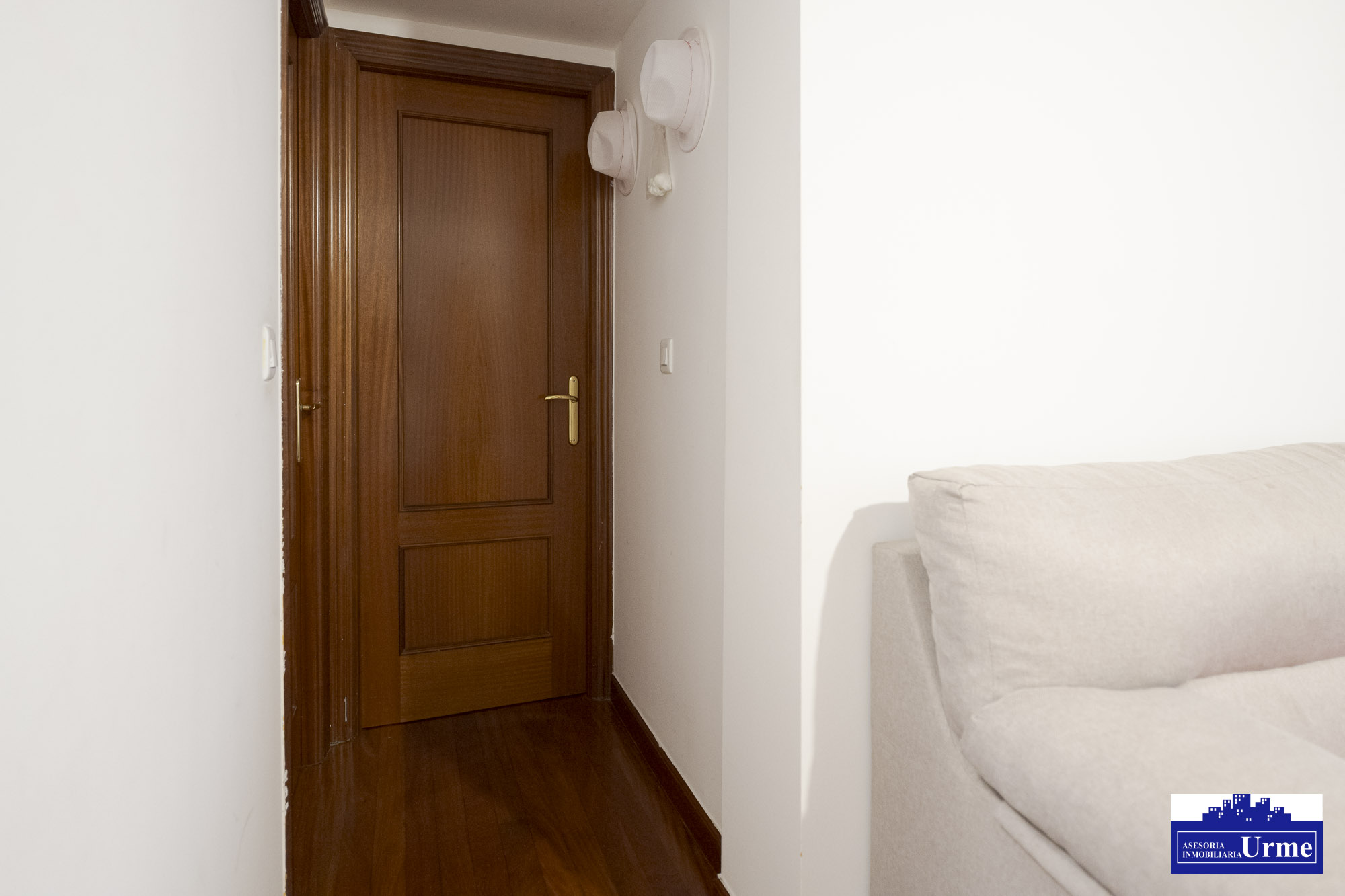 Junto al ascensor del ayuntamiento. Vivienda en ultima planta con ascensor. Alquilada actualmente. Infórmate!