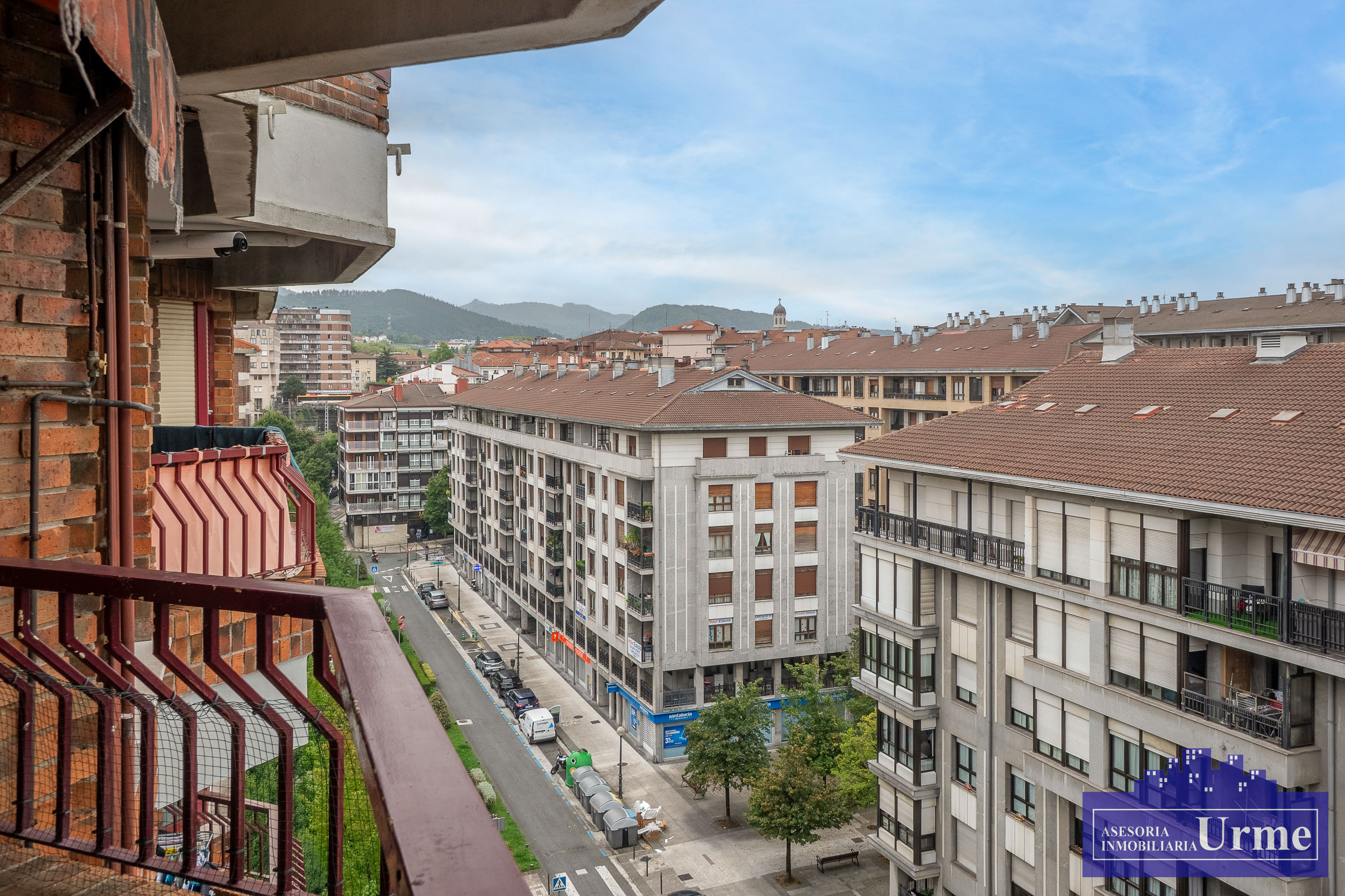 Zona Anzaran, ultima planta, vivienda de 90m2 útiles con terraza, exterior, 3 habitaciones, 2 baños, salón majo cuadrado, cocina equipada. Infórmate!!!!