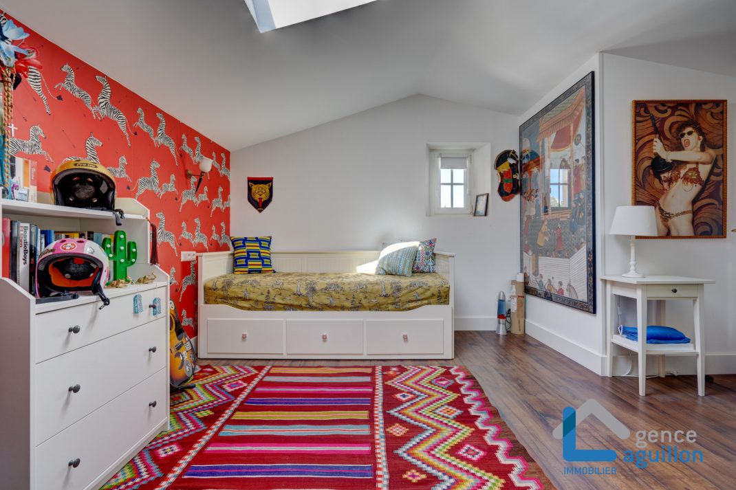 Vistas increíbles a Peñas de Aya y al Bidasoa. Duplex en pequeña comunidad con jardín comunitario y piscina. Proximidad frontera y topo! Infórmate