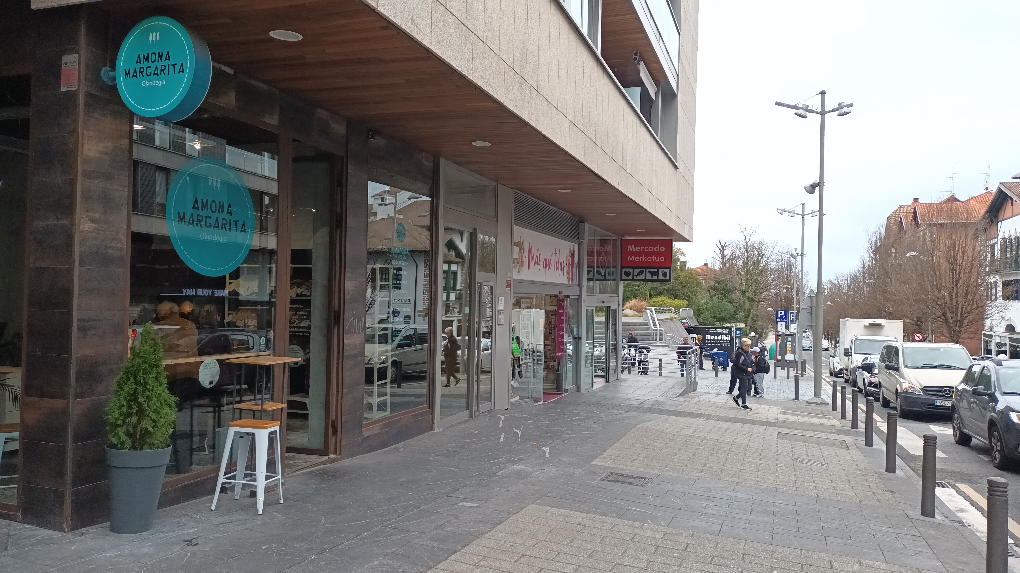 En Avenida de Iparralde, junto a los juzgados, se vende local comercial, idealmente ubicado.40m2 en dos estancias. Baño. Salida de humos. Ven a conocerlo!