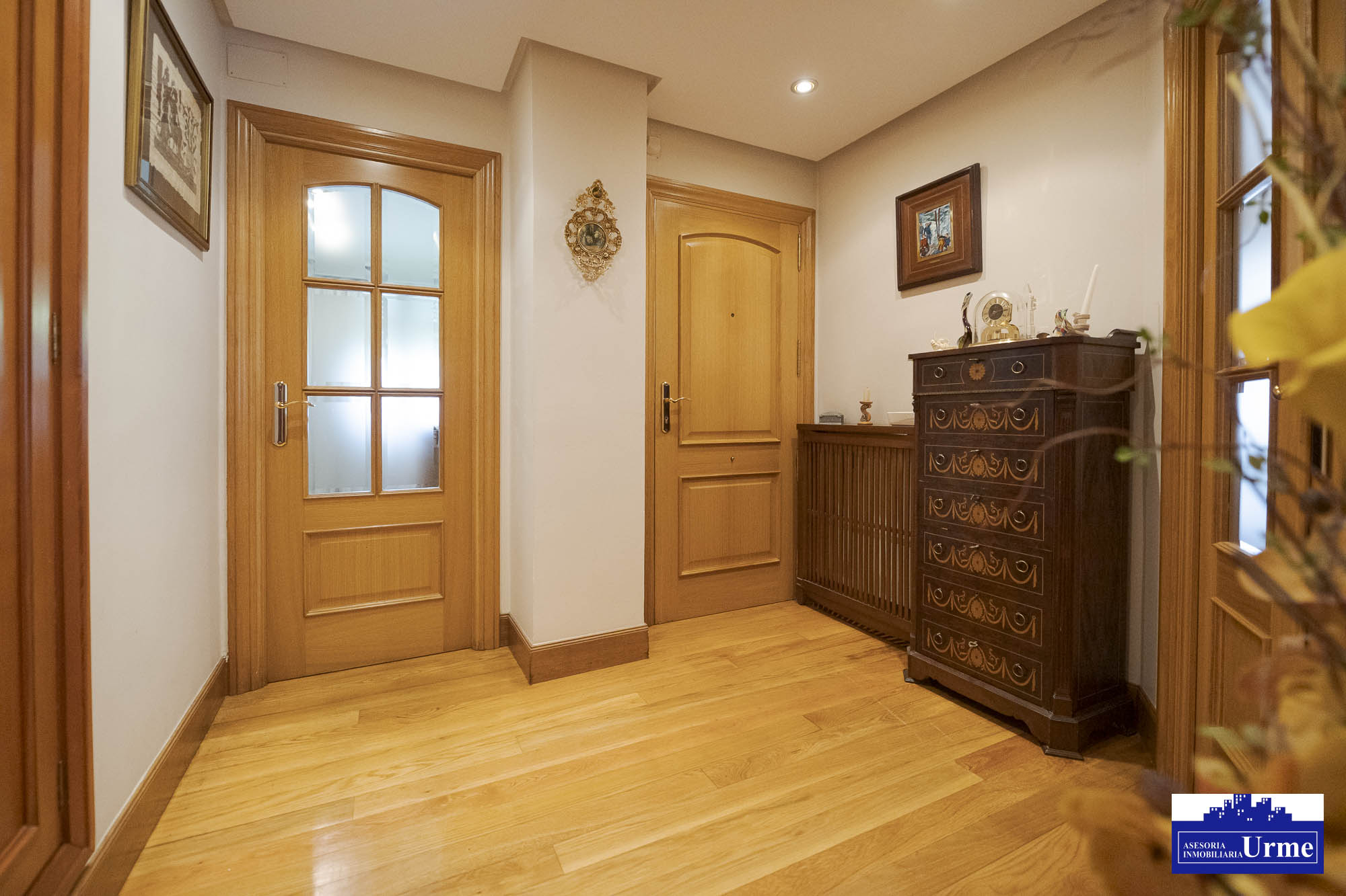 Magnifica vivienda en comunidad de 3 vecinos.110m2, 4 habitaciones, salon,cocina,2 baños,balcon.Garaje doble. Jardin comunitario.Ubicacion excepcional! Magnifica vivienda en comunidad de 3 vecinos.110m2, 4 habitaciones, salon,cocina,2 baños,balcon.Garaje doble. Jardin comunitario.Ubicacion excepcional!