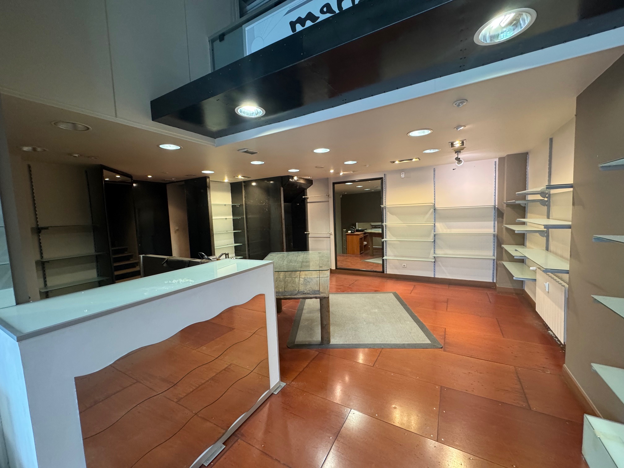 En Luis Mariano, local comercial 100 m2, distribuidos en 3 plantas (60m2 planta principal) Excelente ubicación! Infórmate en nuestras oficinas de Paseo de Colon 27. En Luis Mariano, local comercial 100 m2, distribuidos en 3 plantas (60m2 planta principal) Excelente ubicación! Infórmate en nuestras oficinas de Paseo de Colon 27.