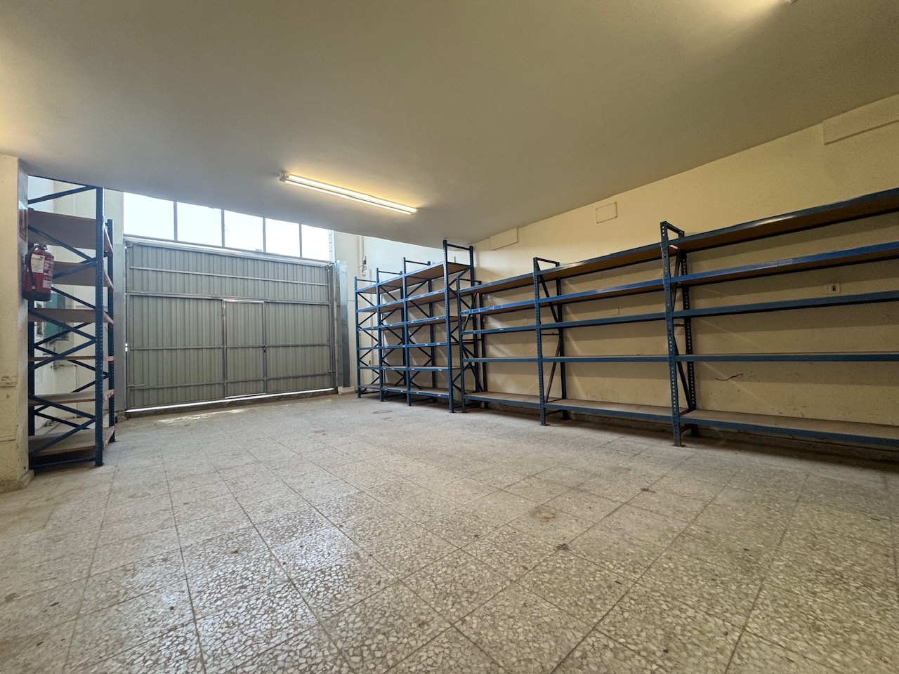 En Hondarribi Local junto a Alkain, en esquina, 334m2 en dos plantas distribuidos en almacen, oficinas y garaje. Muy interesante!!!Informate!! En Hondarribi Local junto a Alkain, en esquina, 334m2 en dos plantas distribuidos en almacen, oficinas y garaje. Muy interesante!!!Informate!!