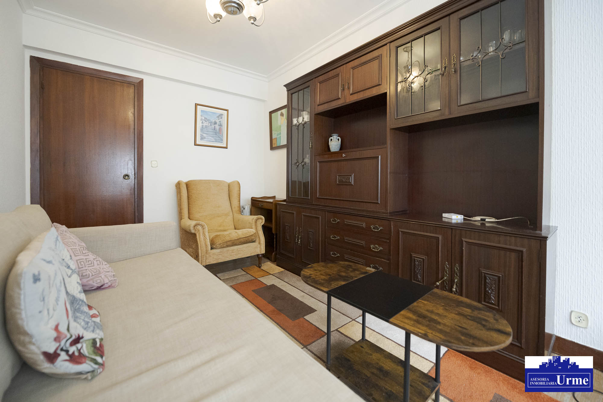 En San Miguel junto a correos, vivienda de 3 habitaciones, salon, cocina equipada con salida a balcon, 2 aseos un baño.Trastero. Para actualizar!!informate